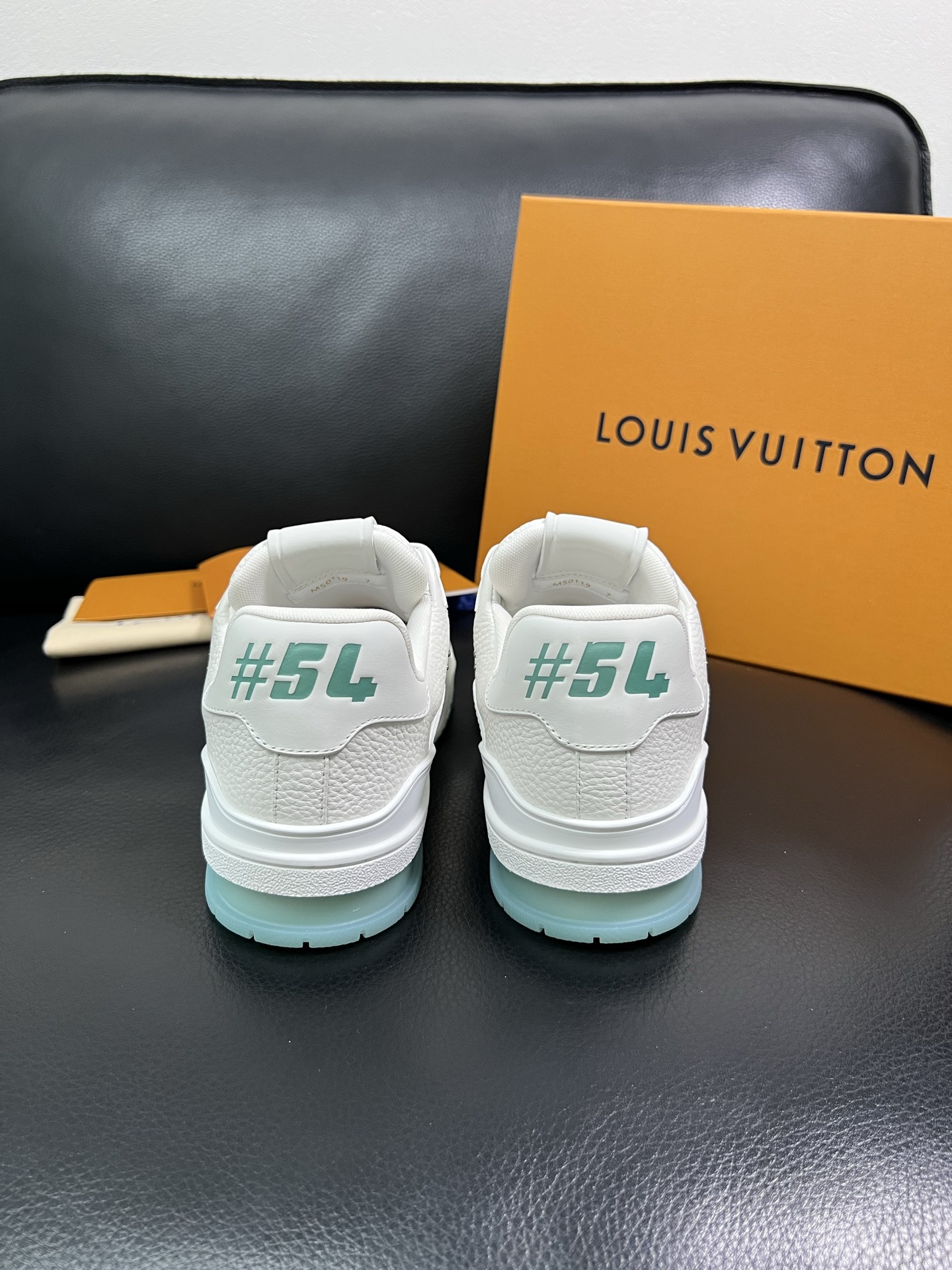 Lv 🔍顶级代购🇮🇹 路易威登，运动板鞋专柜同步，鞋面意大利进口，高品质拼接缤纷色彩复杂工艺品，进口网布