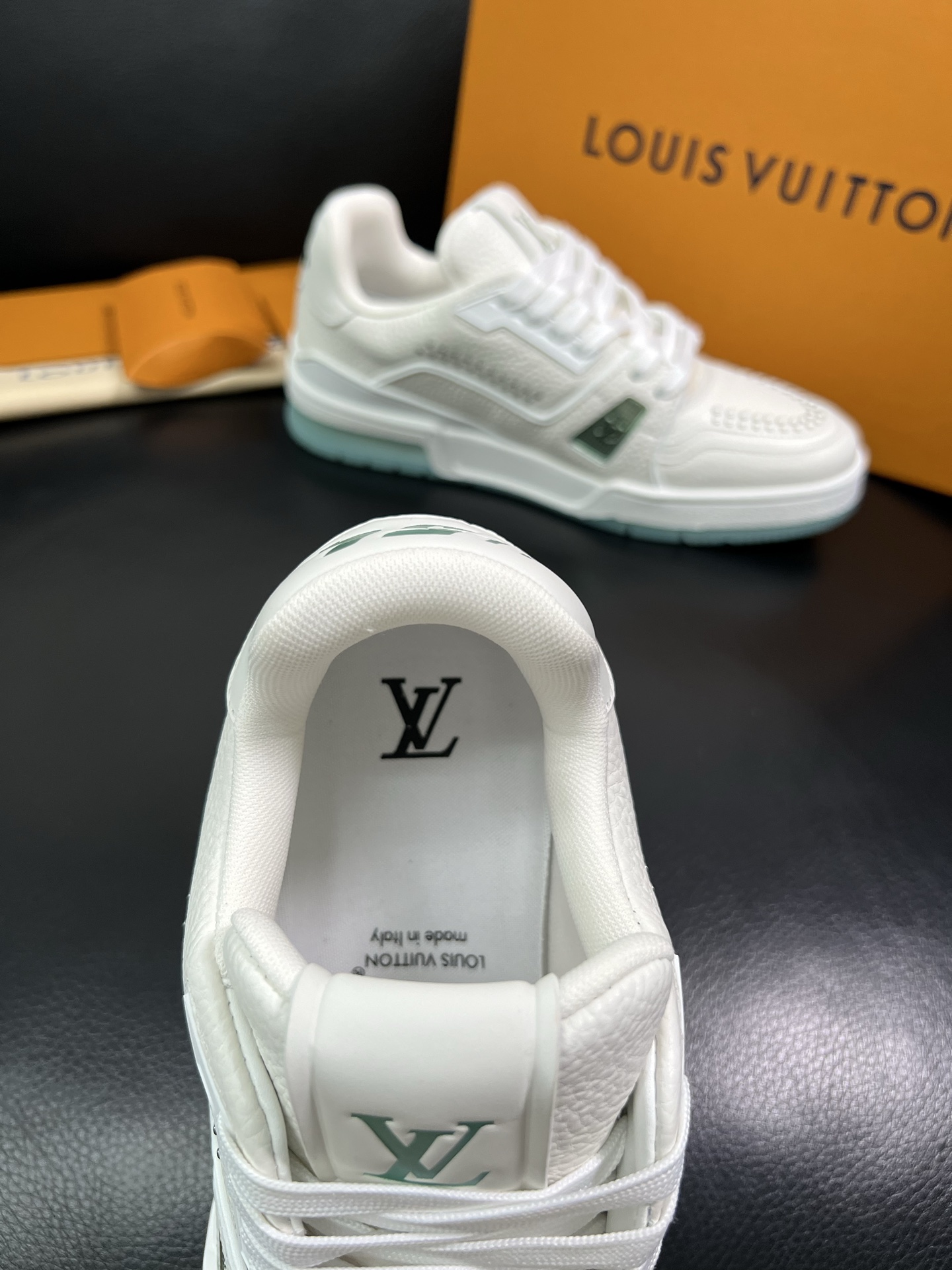 Lv 🔍顶级代购🇮🇹 路易威登，运动板鞋专柜同步，鞋面意大利进口，高品质拼接缤纷色彩复杂工艺品，进口网布