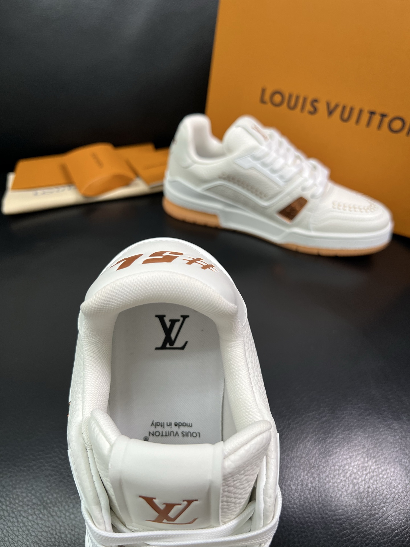 Lv 🔍顶级代购🇮🇹 路易威登，运动板鞋专柜同步，鞋面意大利进口，高品质拼接缤纷色彩复杂工艺品，进口网布