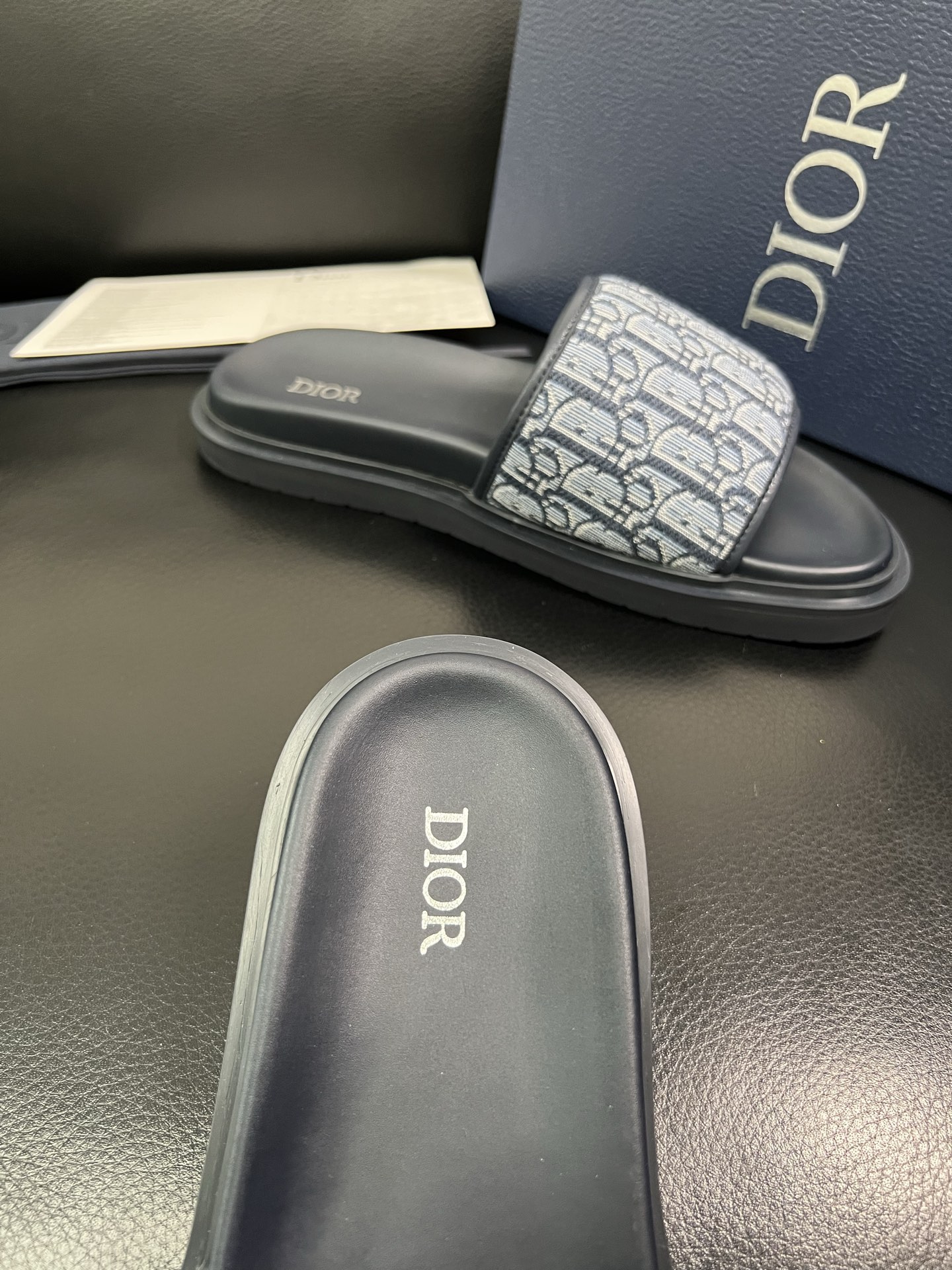 Dior 🔍顶级代购🇮🇹 迪奥 春夏拖鞋专柜同步，鞋面意大利进口牛皮搭配标志布面料，高品质复杂拼接工艺品