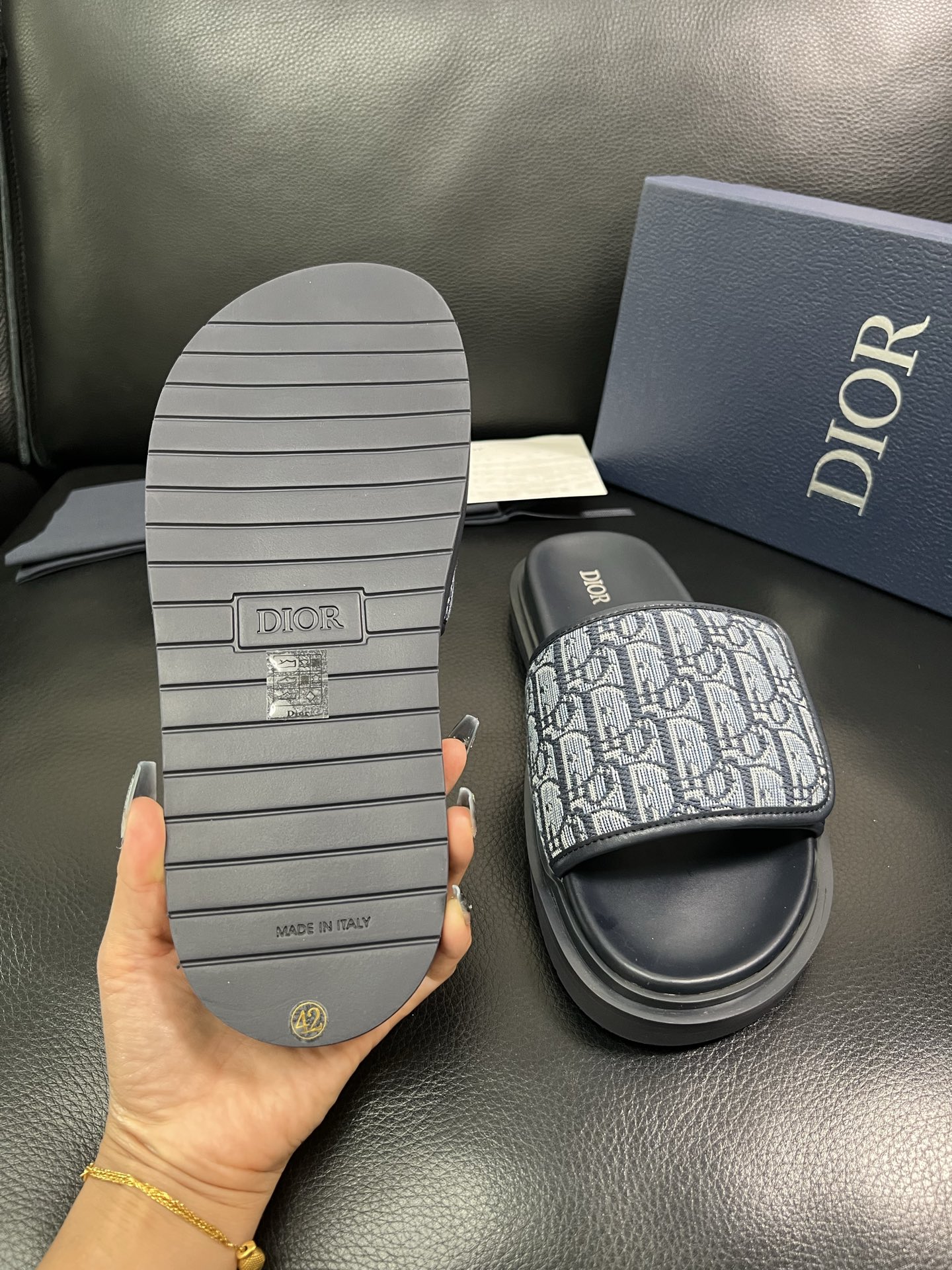 Dior 🔍顶级代购🇮🇹 迪奥 春夏拖鞋专柜同步，鞋面意大利进口牛皮搭配标志布面料，高品质复杂拼接工艺品