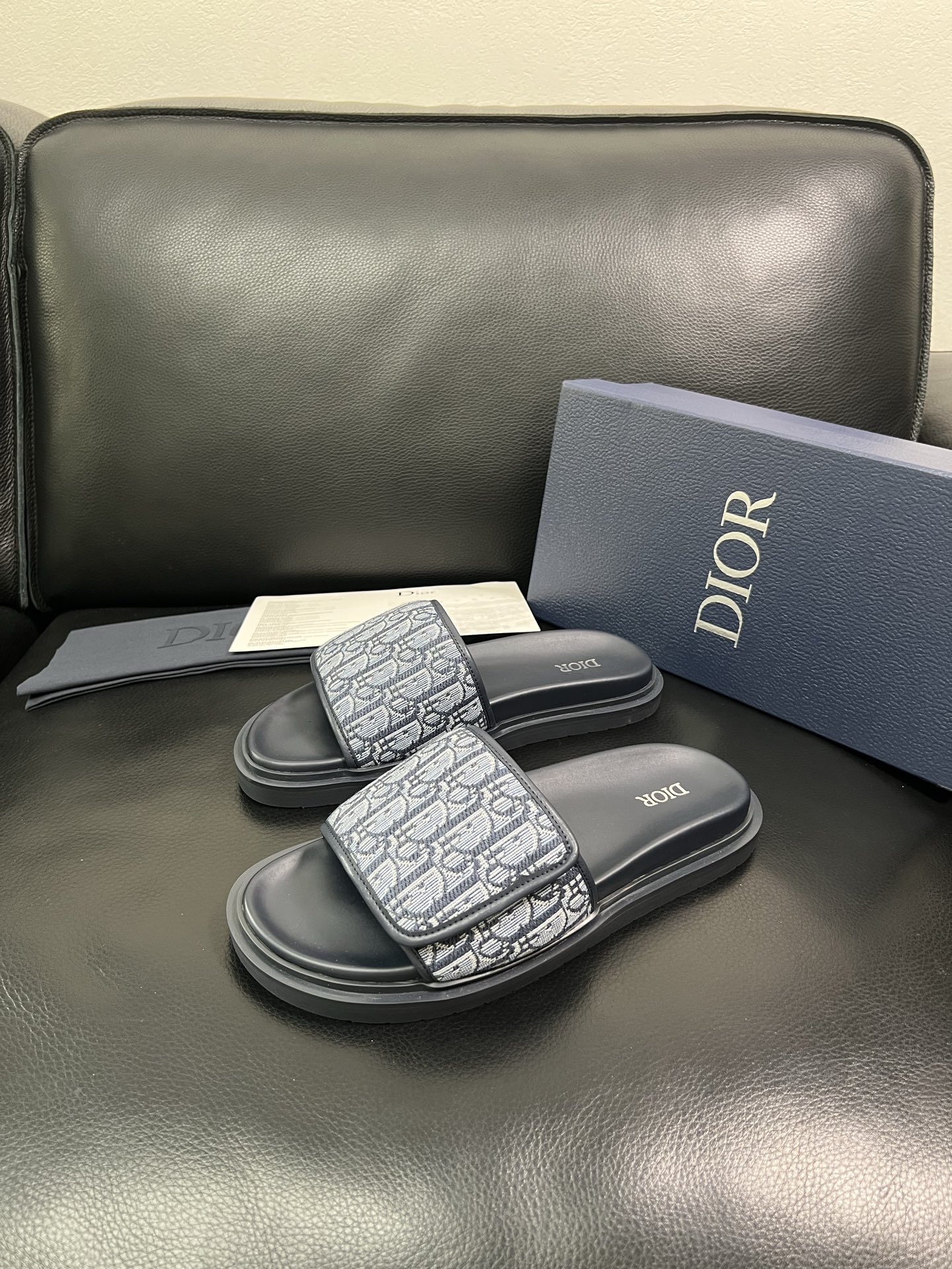 Dior 🔍顶级代购🇮🇹 迪奥 春夏拖鞋专柜同步，鞋面意大利进口牛皮搭配标志布面料，高品质复杂拼接工艺品