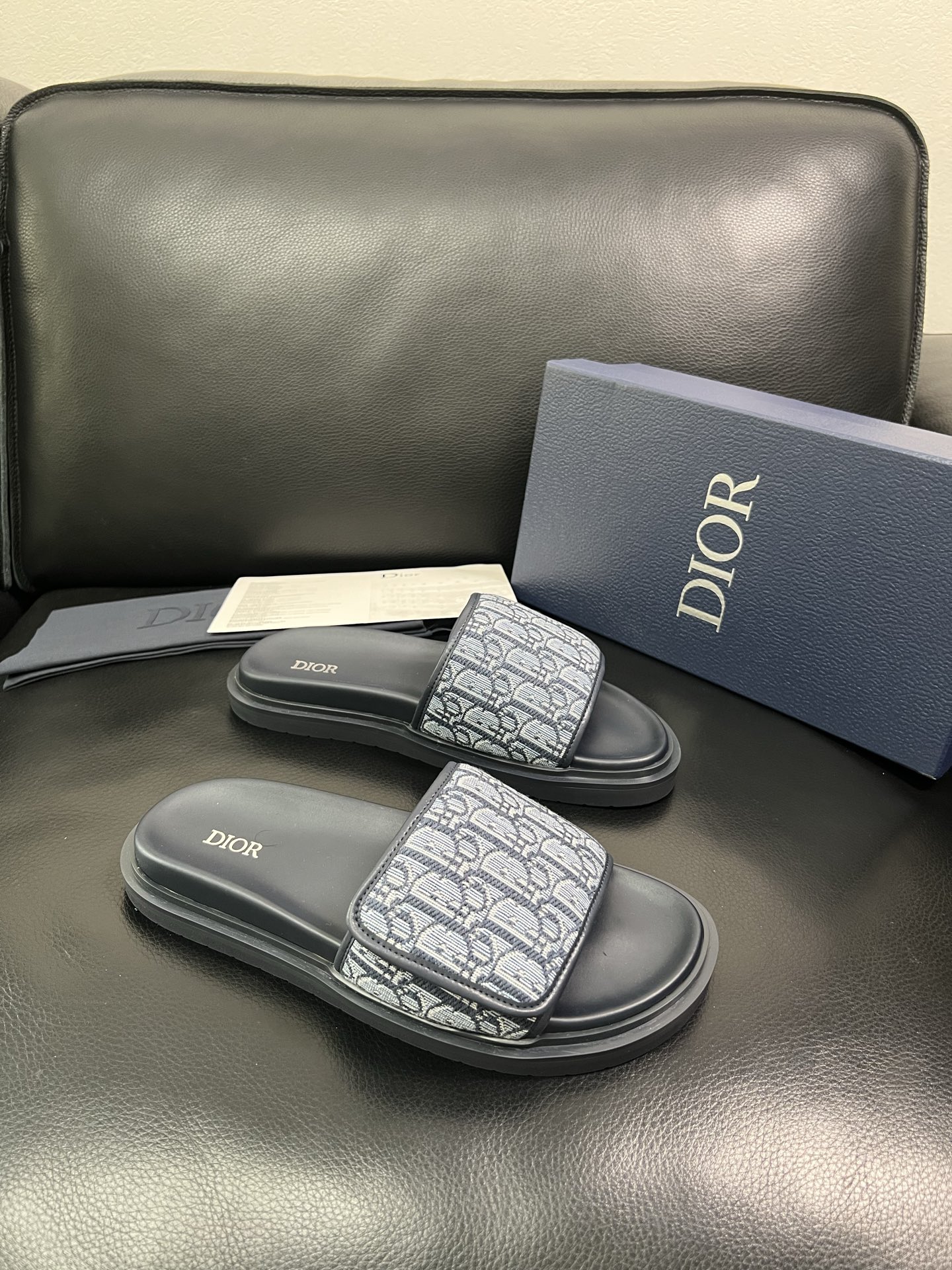 Dior 🔍顶级代购🇮🇹 迪奥 春夏拖鞋专柜同步，鞋面意大利进口牛皮搭配标志布面料，高品质复杂拼接工艺品