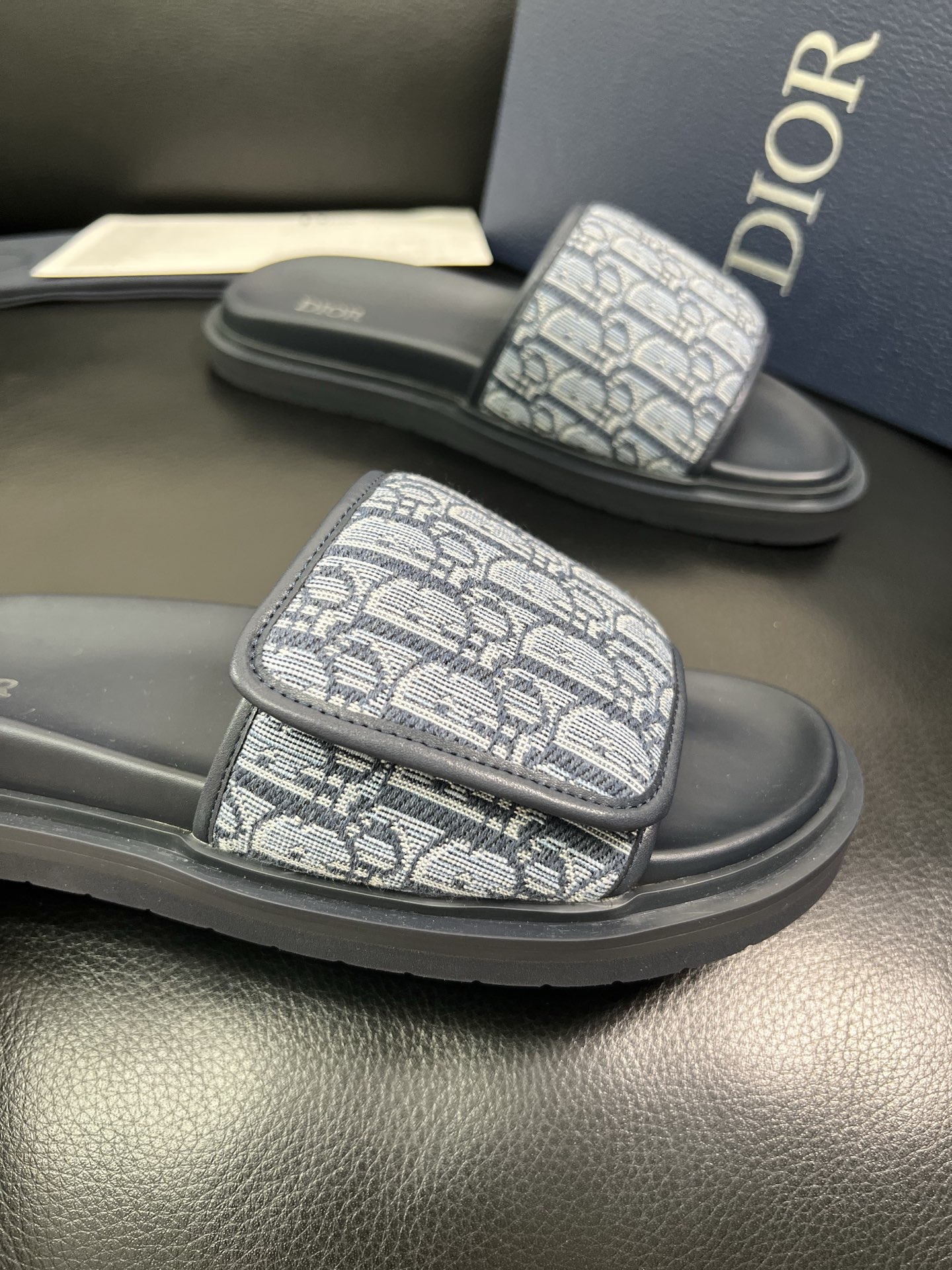 Dior 🔍顶级代购🇮🇹 迪奥 春夏拖鞋专柜同步，鞋面意大利进口牛皮搭配标志布面料，高品质复杂拼接工艺品