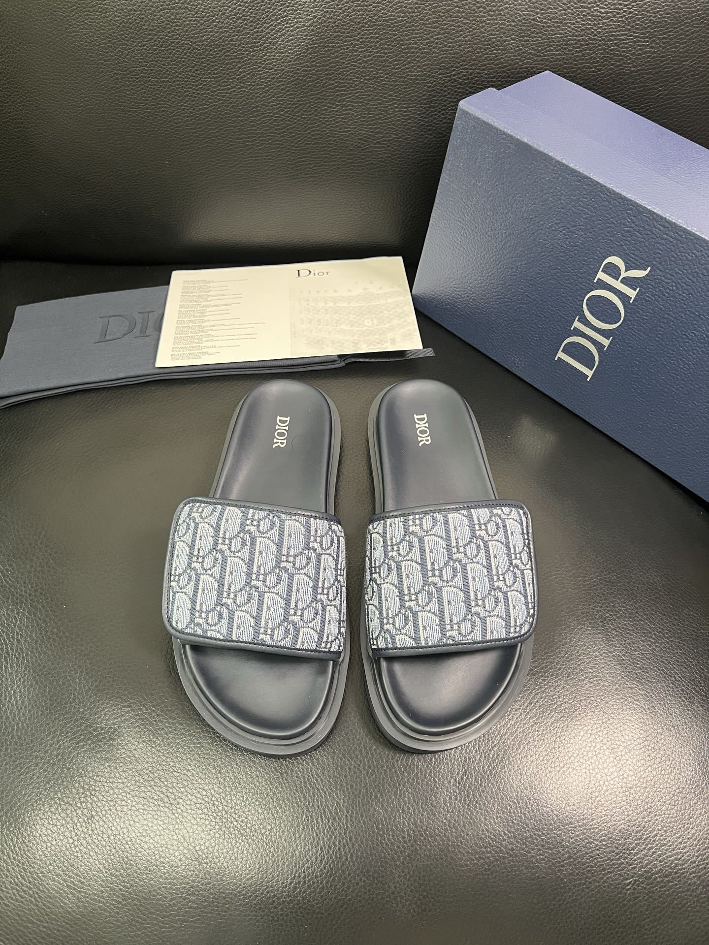Dior 🔍顶级代购🇮🇹 迪奥 春夏拖鞋专柜同步，鞋面意大利进口牛皮搭配标志布面料，高品质复杂拼接工艺品