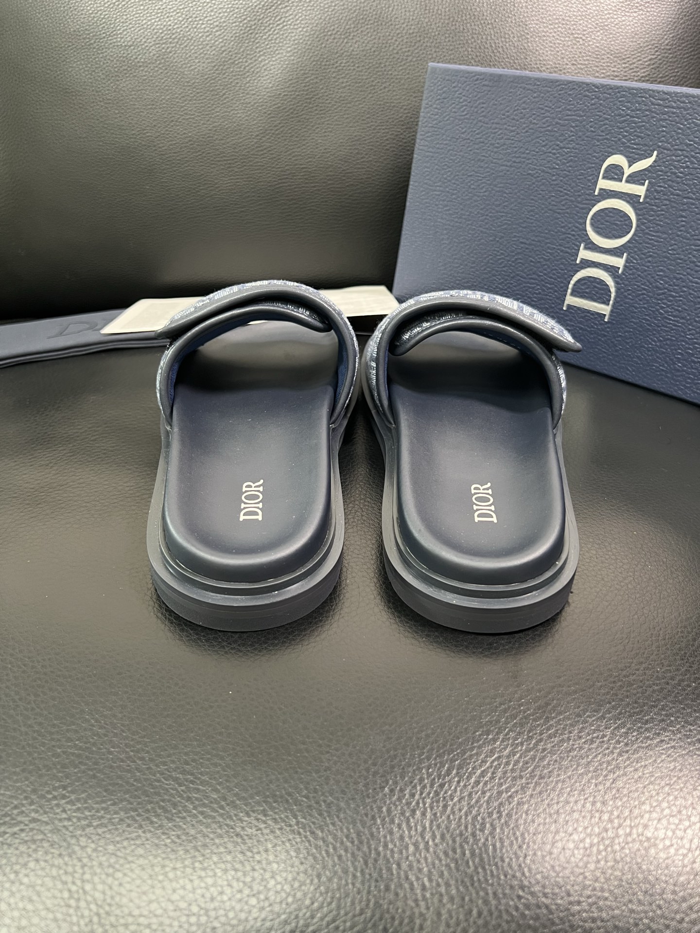 Dior 🔍顶级代购🇮🇹 迪奥 春夏拖鞋专柜同步，鞋面意大利进口牛皮搭配标志布面料，高品质复杂拼接工艺品