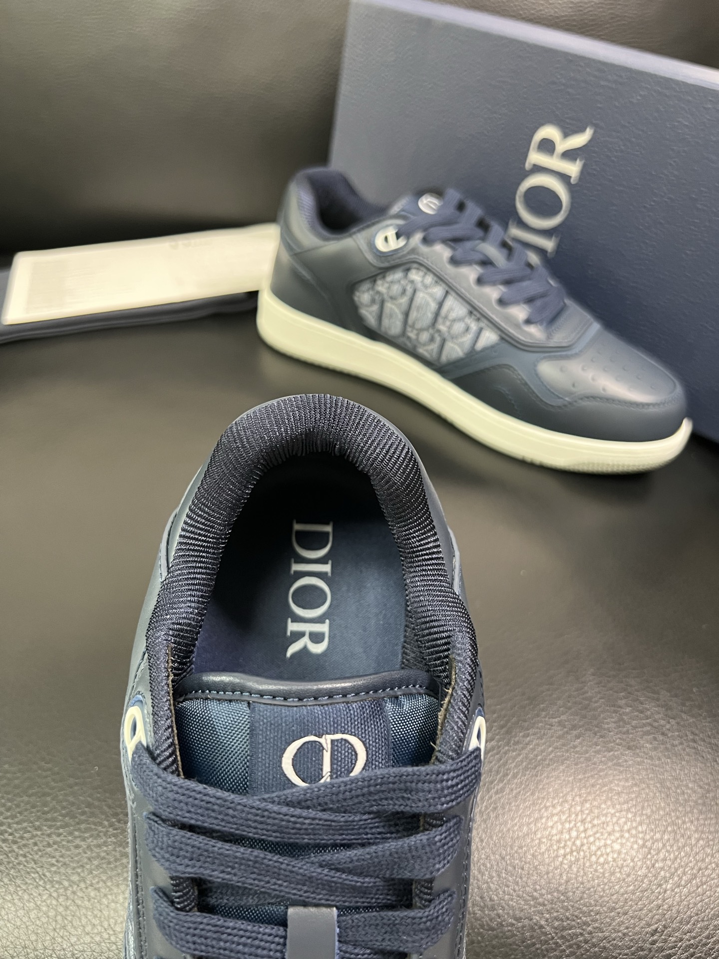 Dior 🔍顶级代购🇮🇹 迪奥 专柜同步，鞋面意大利原版进口牛皮面料，复杂压花工艺完美复刻，进口柔软网布