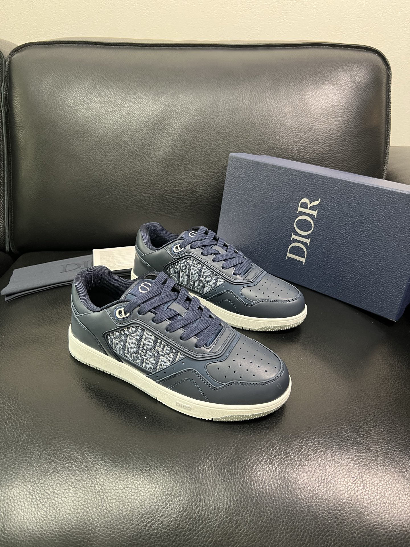 Dior 🔍顶级代购🇮🇹 迪奥 专柜同步，鞋面意大利原版进口牛皮面料，复杂压花工艺完美复刻，进口柔软网布