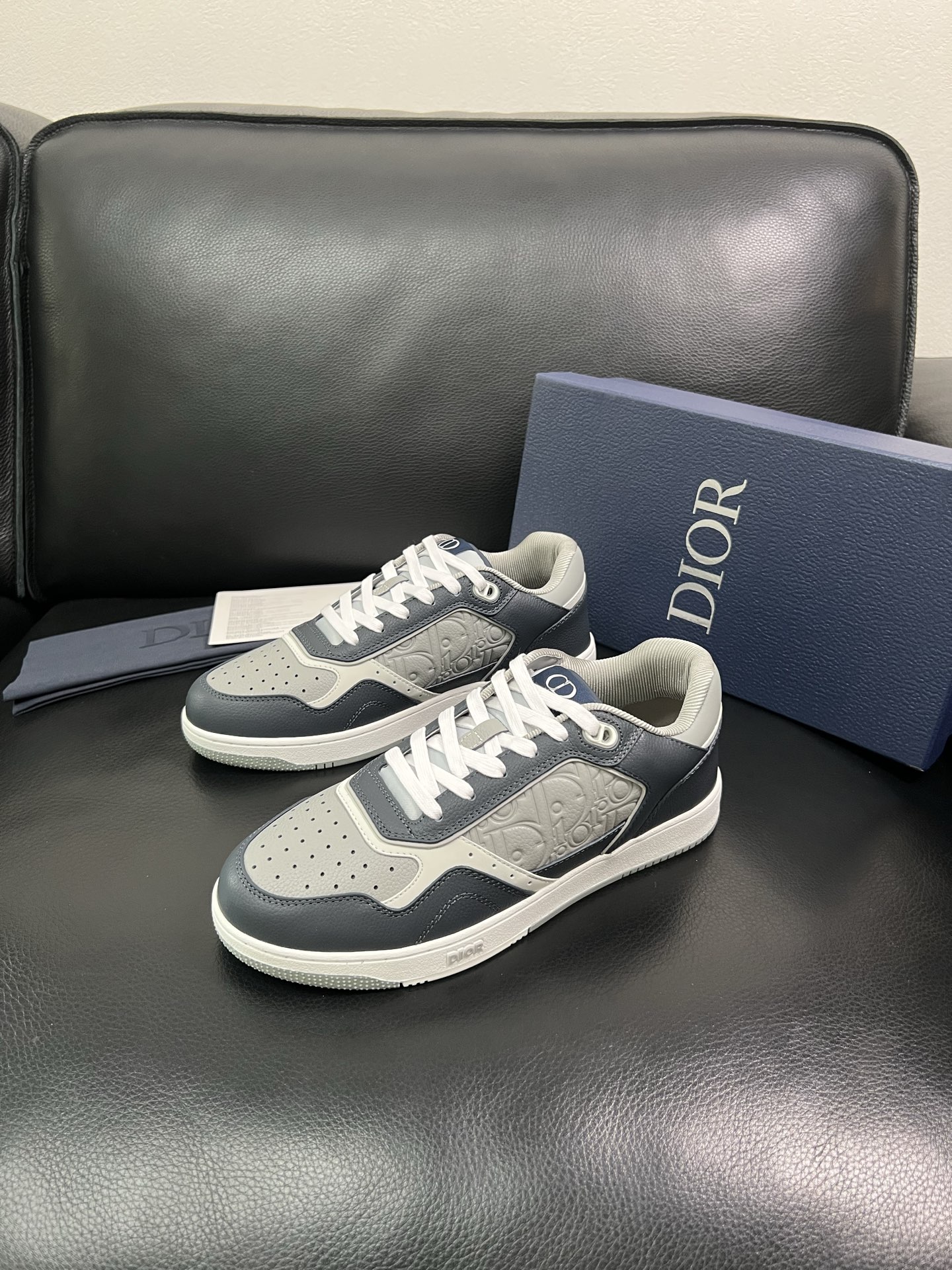 Dior 🔍顶级代购🇮🇹 迪奥 专柜同步，鞋面意大利原版进口牛皮面料，复杂压花工艺完美复刻，进口柔软网布