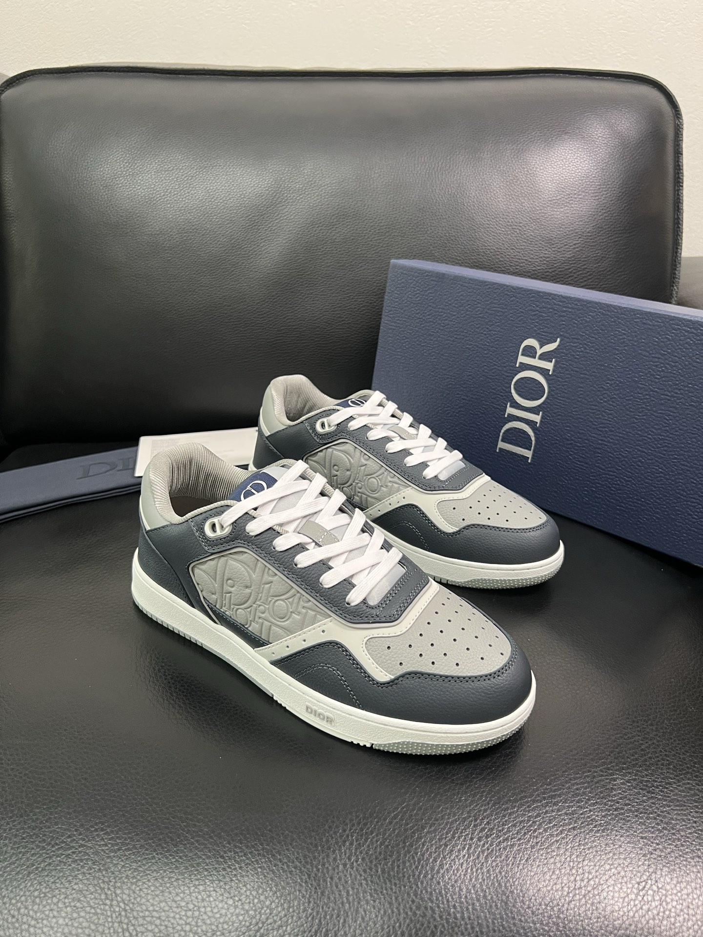 Dior 🔍顶级代购🇮🇹 迪奥 专柜同步，鞋面意大利原版进口牛皮面料，复杂压花工艺完美复刻，进口柔软网布