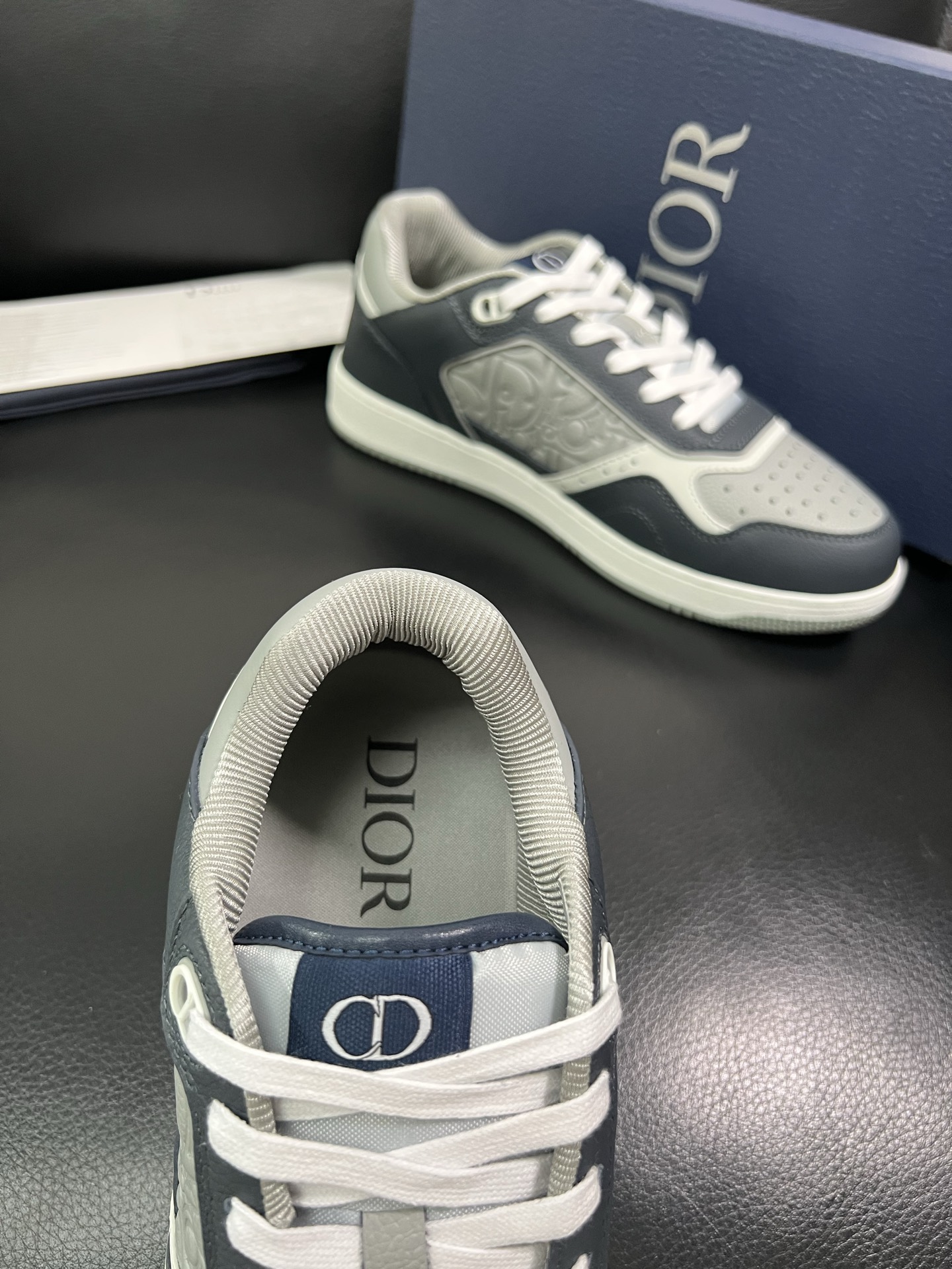 Dior 🔍顶级代购🇮🇹 迪奥 专柜同步，鞋面意大利原版进口牛皮面料，复杂压花工艺完美复刻，进口柔软网布