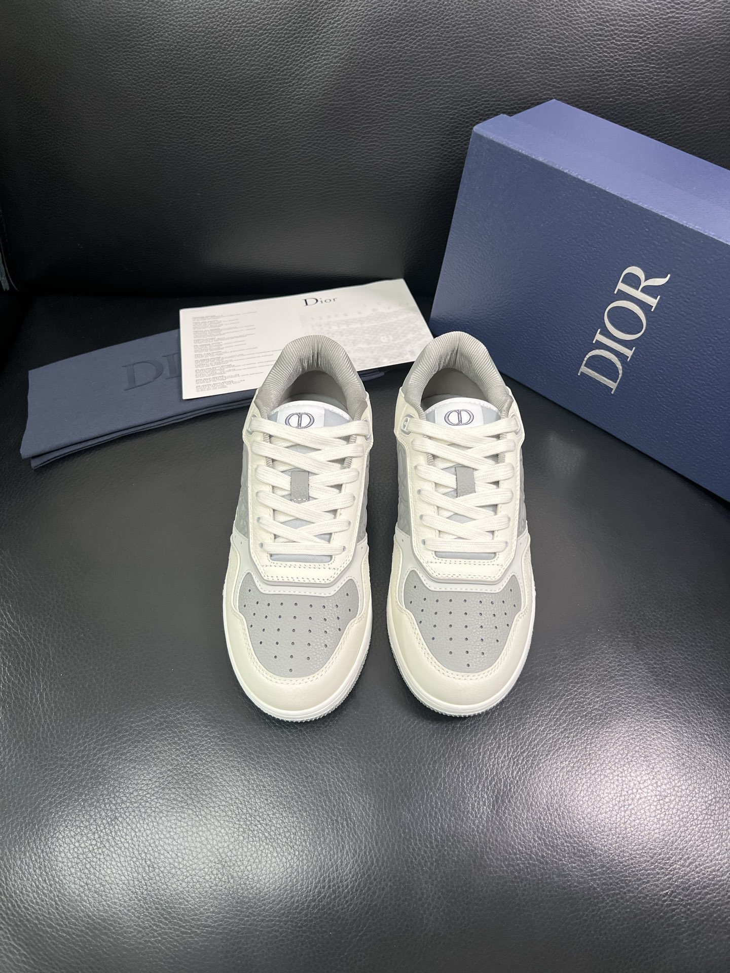 Dior 🔍顶级代购🇮🇹 迪奥 专柜同步，鞋面意大利原版进口牛皮面料，复杂压花工艺完美复刻，进口柔软网布