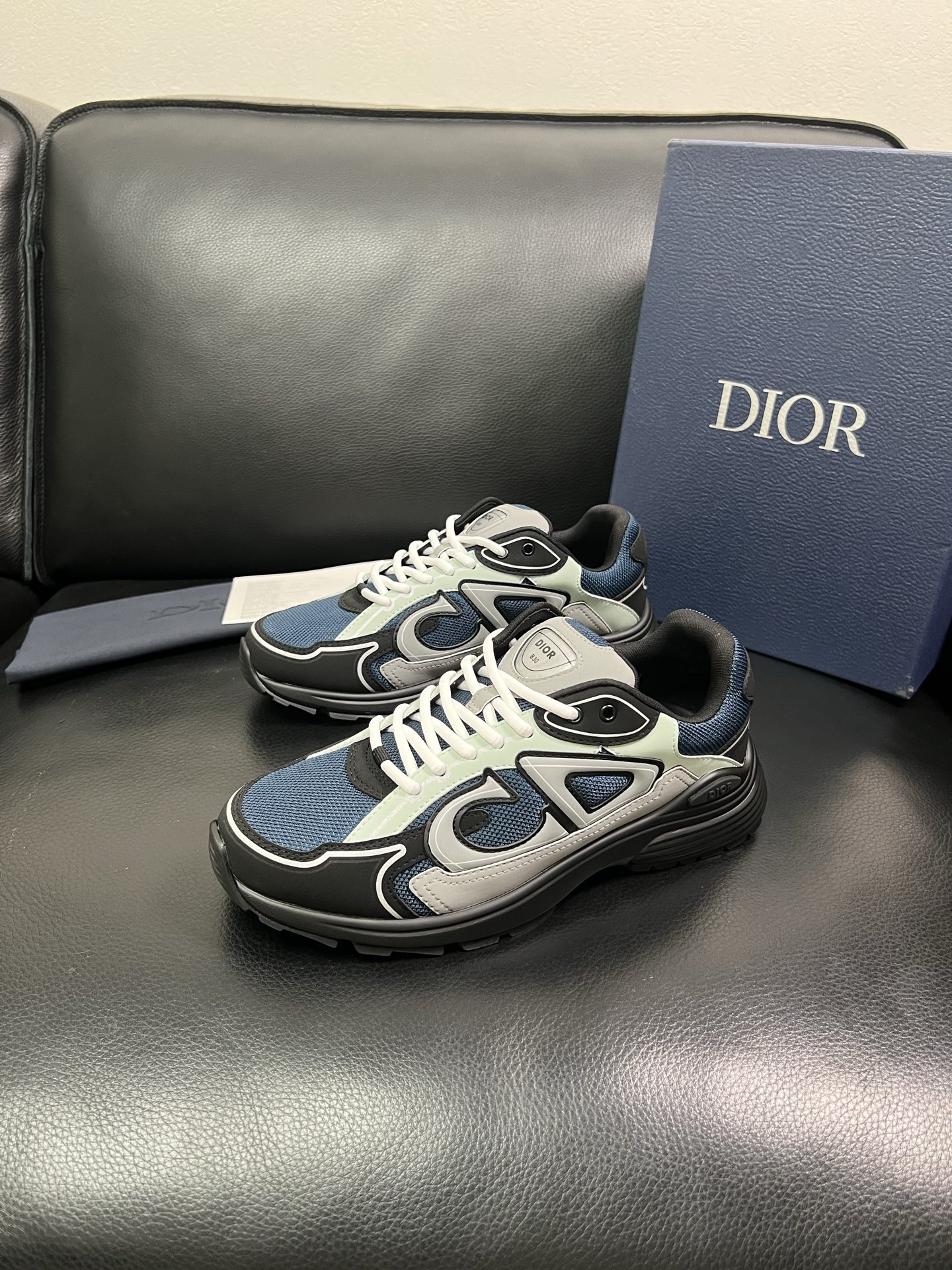 Dior 🔍顶级代购🇮🇹 迪奥 专柜同步，鞋面意大利原版进口牛皮面料，复杂压花工艺完美复刻，进口柔软网布