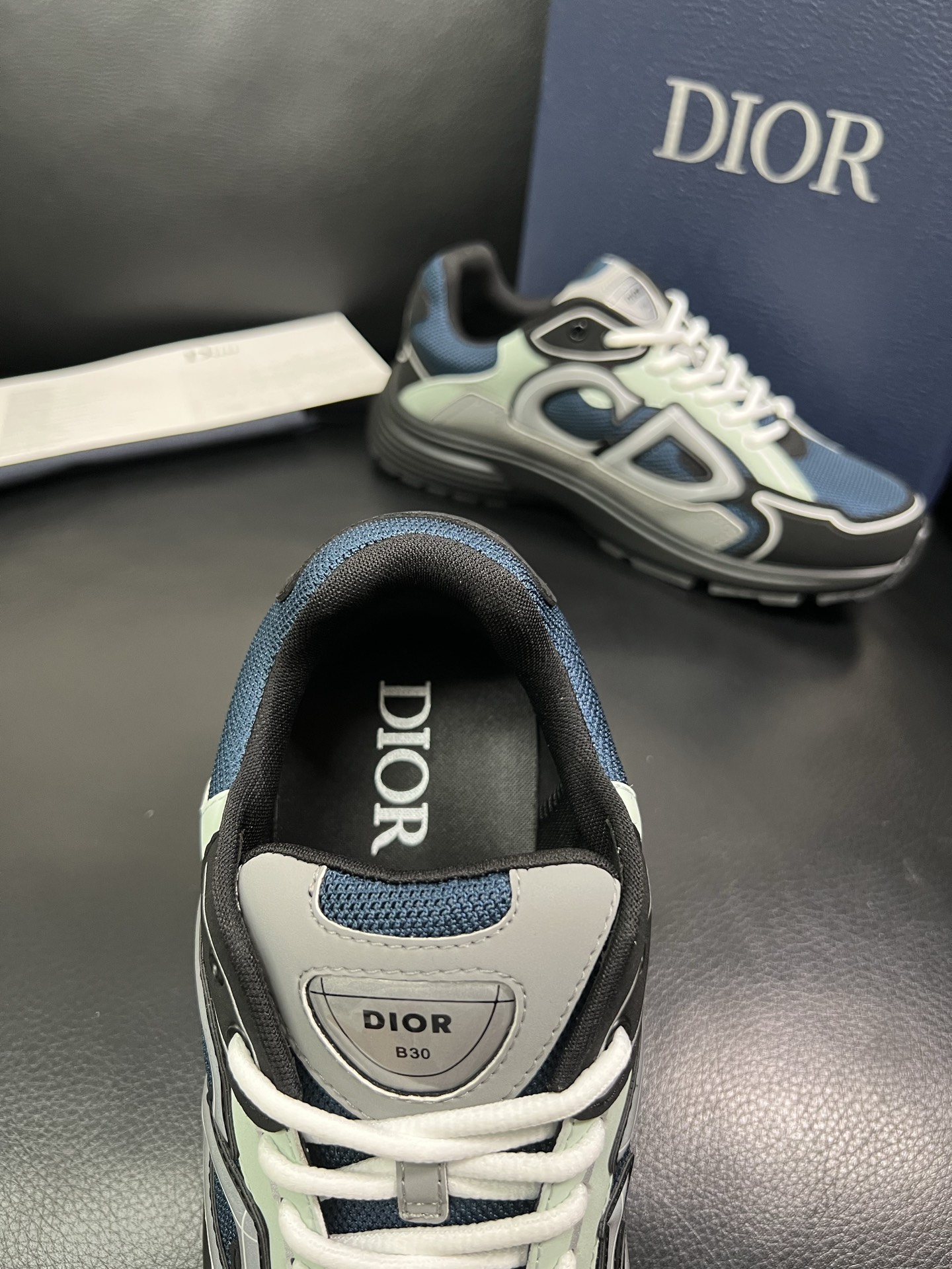 Dior 🔍顶级代购🇮🇹 迪奥 专柜同步，鞋面意大利原版进口牛皮面料，复杂压花工艺完美复刻，进口柔软网布