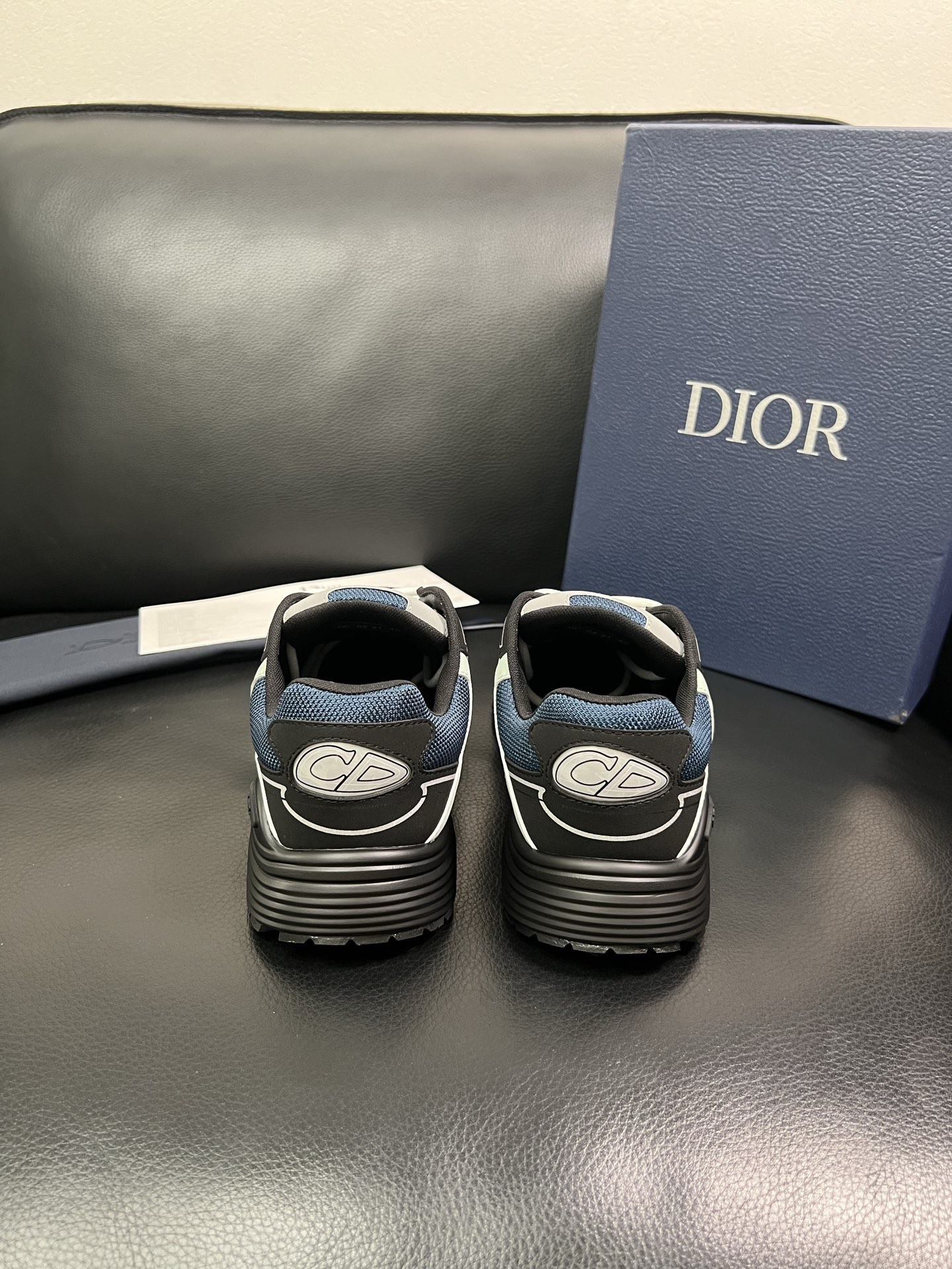 Dior 🔍顶级代购🇮🇹 迪奥 专柜同步，鞋面意大利原版进口牛皮面料，复杂压花工艺完美复刻，进口柔软网布