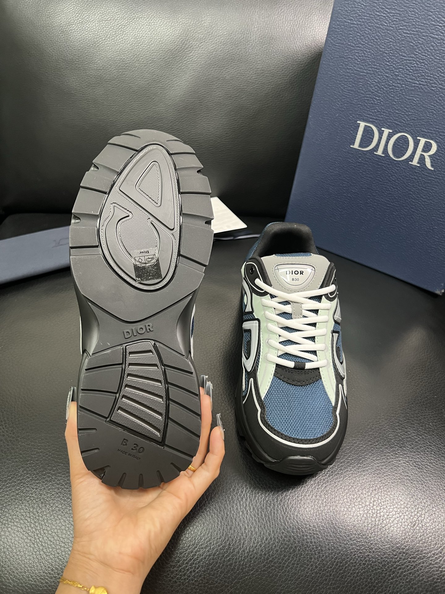 Dior 🔍顶级代购🇮🇹 迪奥 专柜同步，鞋面意大利原版进口牛皮面料，复杂压花工艺完美复刻，进口柔软网布