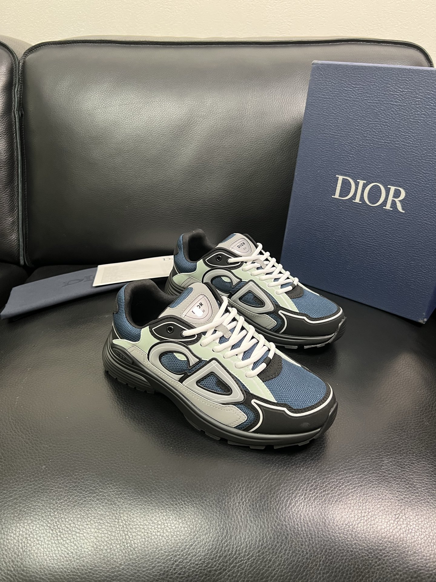 Dior 🔍顶级代购🇮🇹 迪奥 专柜同步，鞋面意大利原版进口牛皮面料，复杂压花工艺完美复刻，进口柔软网布