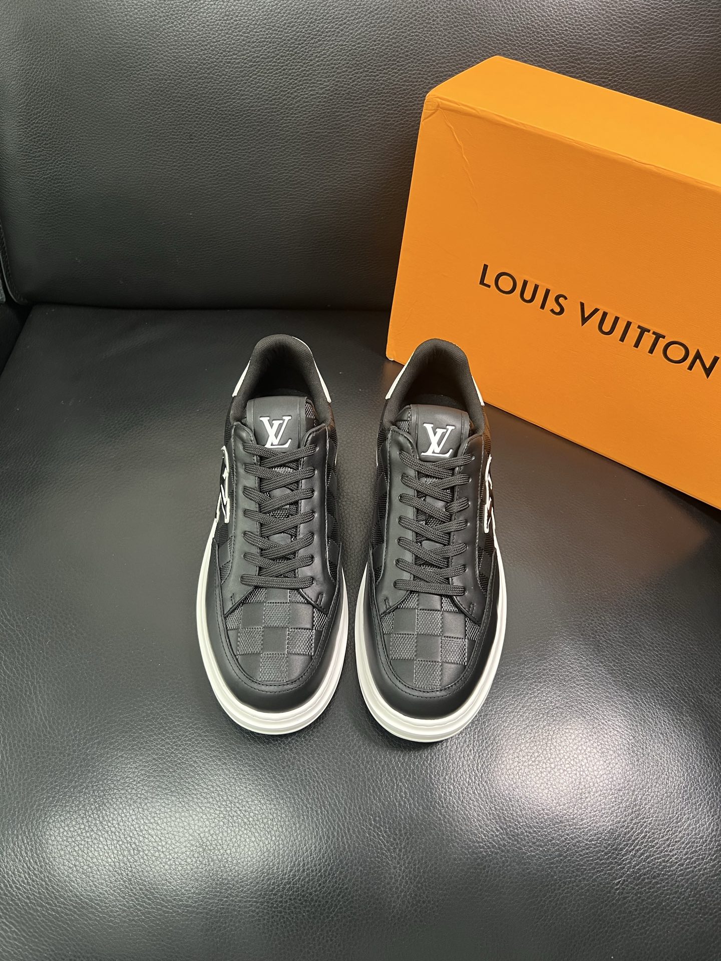 Lv 🔍顶级代购🇮🇹 路易威登，运动板鞋专柜同步，鞋面意大利进口，高品质拼接缤纷色彩复杂工艺品，进口网布