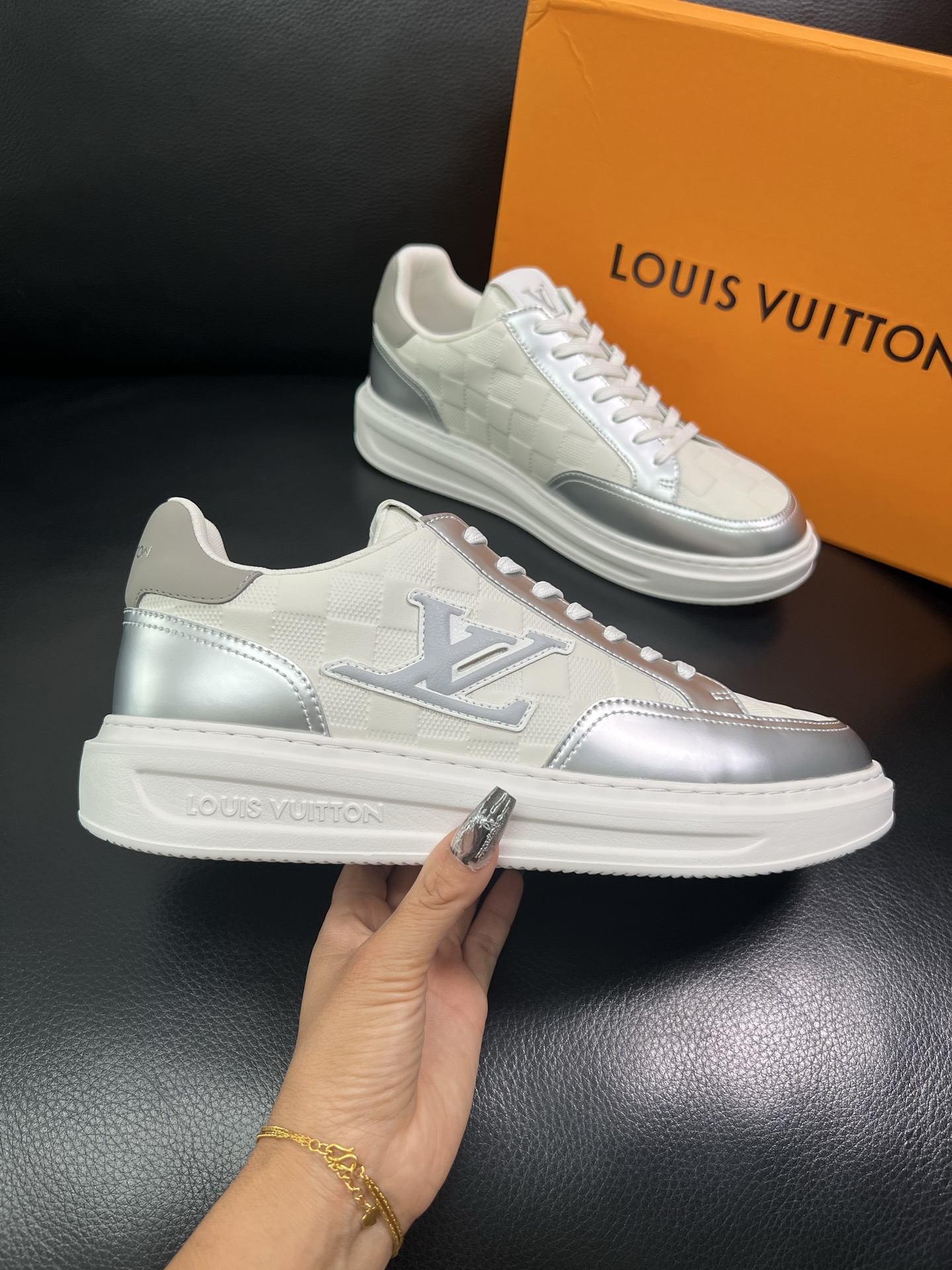 Lv 🔍顶级代购🇮🇹 路易威登，运动板鞋专柜同步，鞋面意大利进口，高品质拼接缤纷色彩复杂工艺品，进口网布