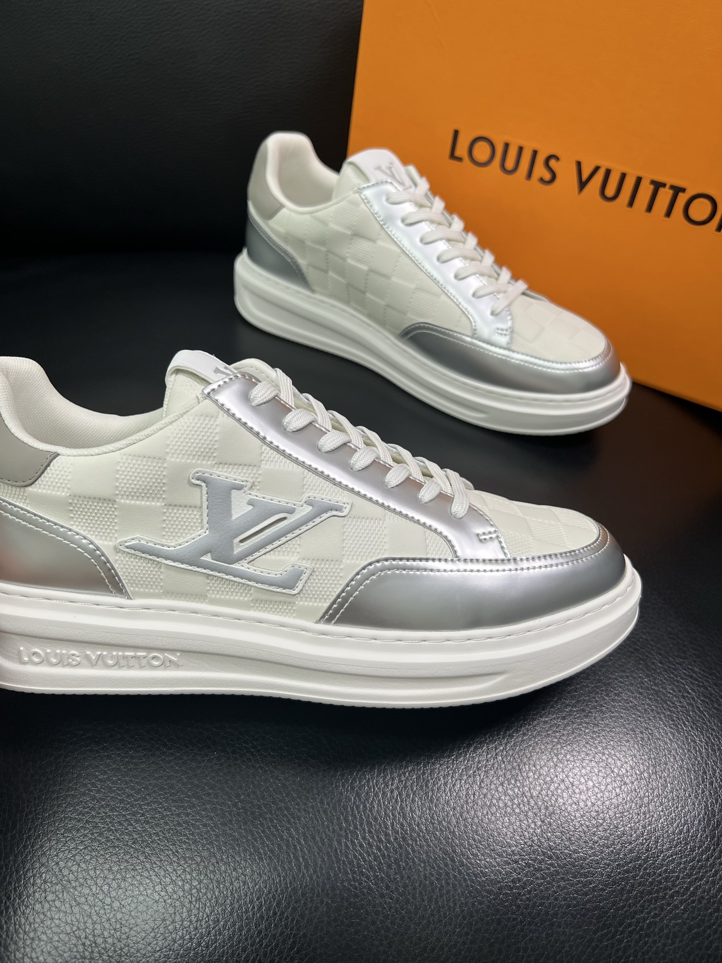 Lv 🔍顶级代购🇮🇹 路易威登，运动板鞋专柜同步，鞋面意大利进口，高品质拼接缤纷色彩复杂工艺品，进口网布
