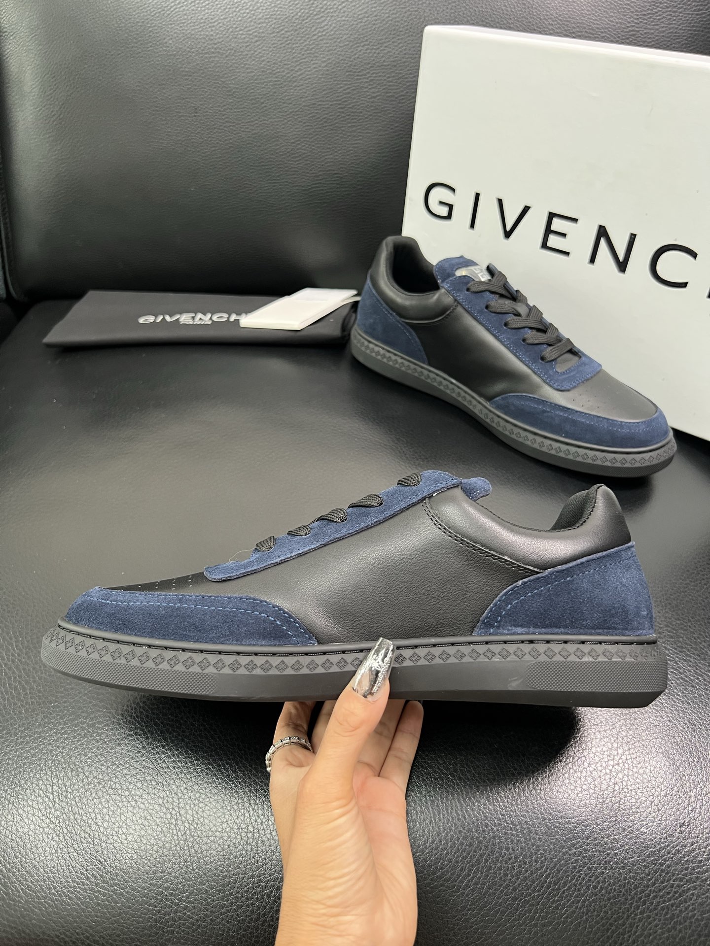 Givenchy 🔍顶级代购🇮🇹 纪梵希 新品专柜同步原厂配置，意大利进口牛皮搭配网布面料，全鞋配件私模