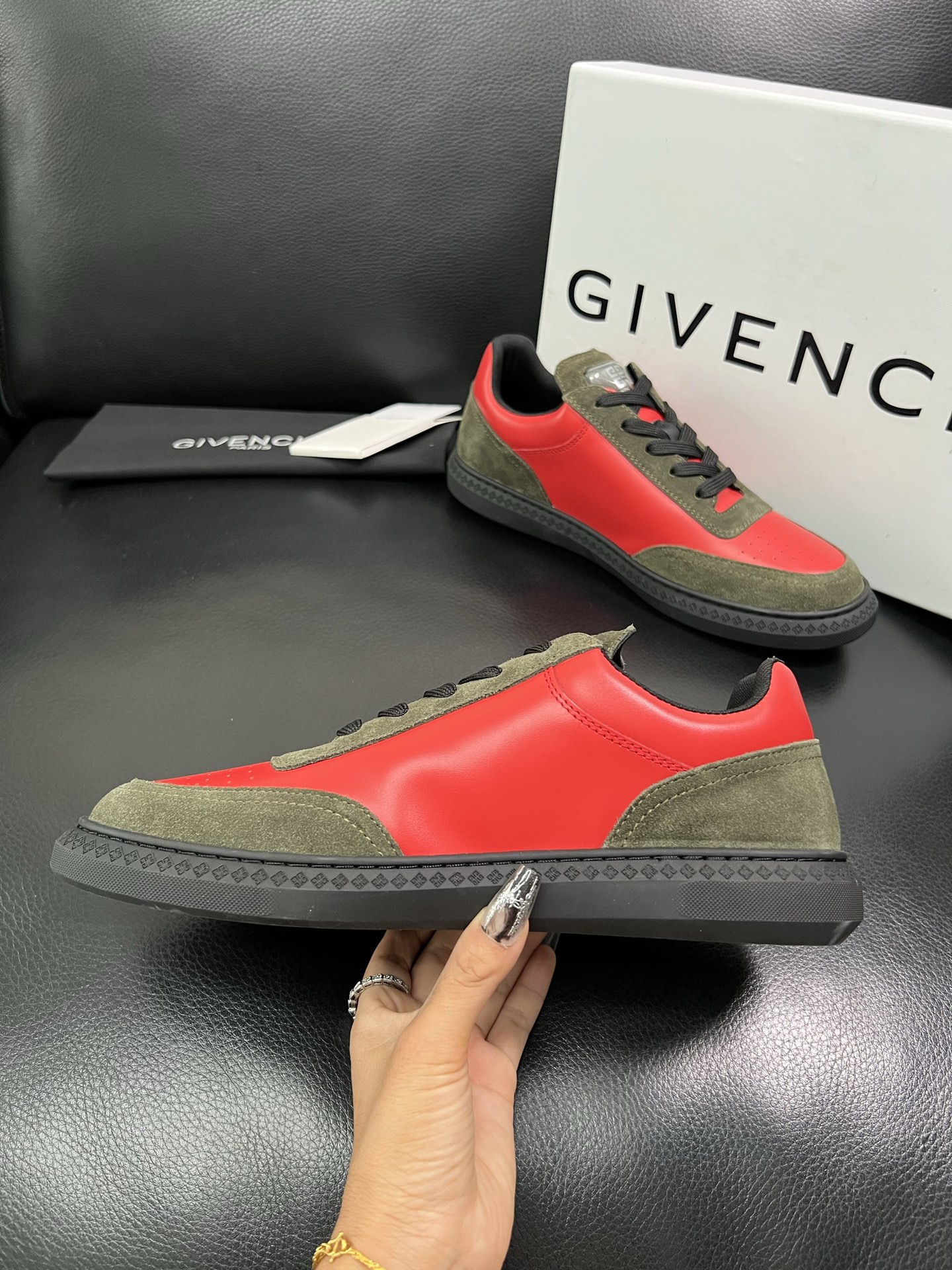 Givenchy 🔍顶级代购🇮🇹 纪梵希 新品专柜同步原厂配置，意大利进口牛皮搭配网布面料，全鞋配件私模