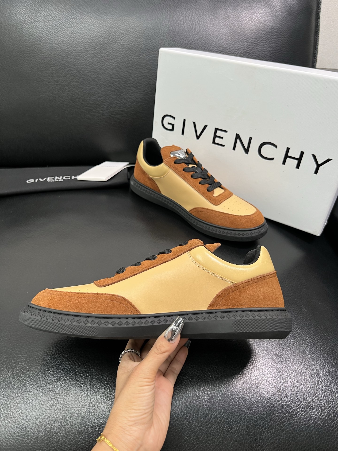 Givenchy 🔍顶级代购🇮🇹 纪梵希 新品专柜同步原厂配置，意大利进口牛皮搭配网布面料，全鞋配件私模