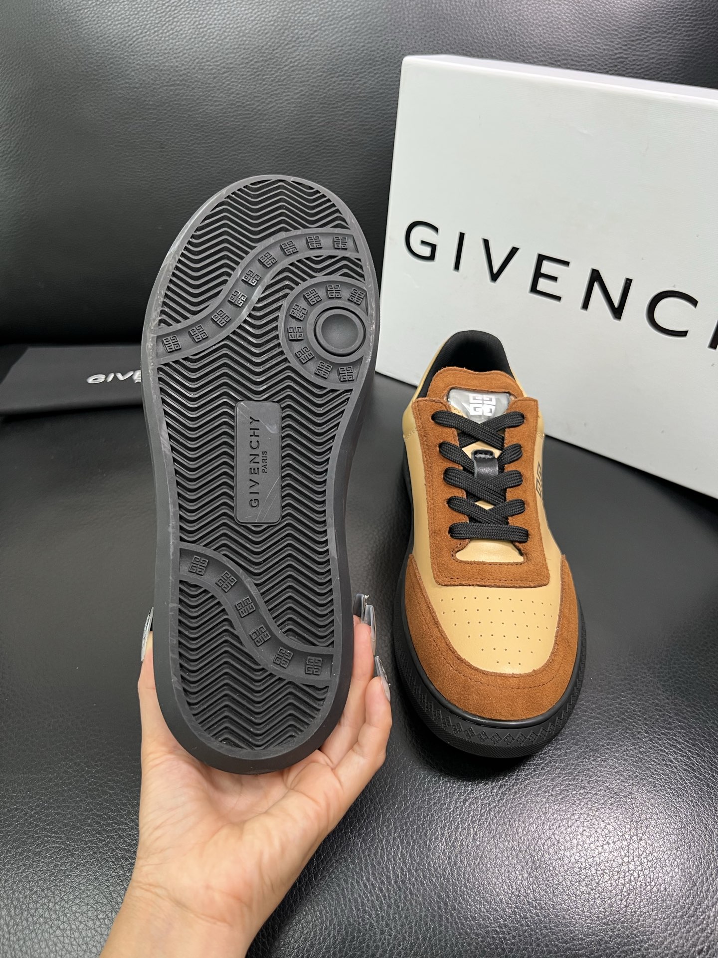 Givenchy 🔍顶级代购🇮🇹 纪梵希 新品专柜同步原厂配置，意大利进口牛皮搭配网布面料，全鞋配件私模
