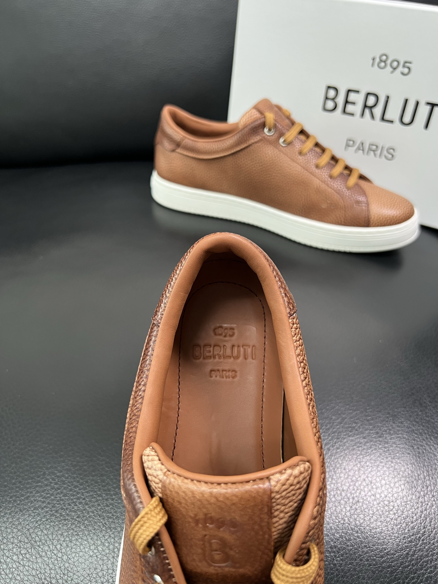 Berluti 🔍顶级代购🇮🇹 布鲁提 专柜同步发售原厂配置，意大利进口牛皮面料，全进口水染牛皮里垫，鞋