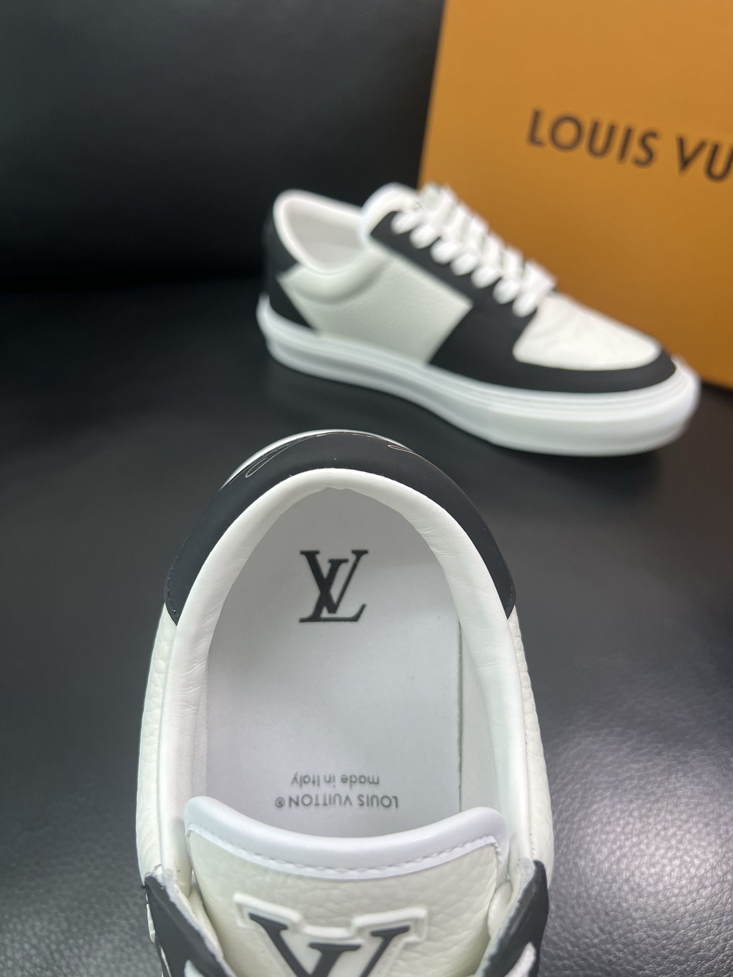 Lv 🔍顶级代购🇮🇹 路易威登，运动板鞋专柜同步，鞋面意大利进口，高品质拼接缤纷色彩复杂工艺品，进口网布