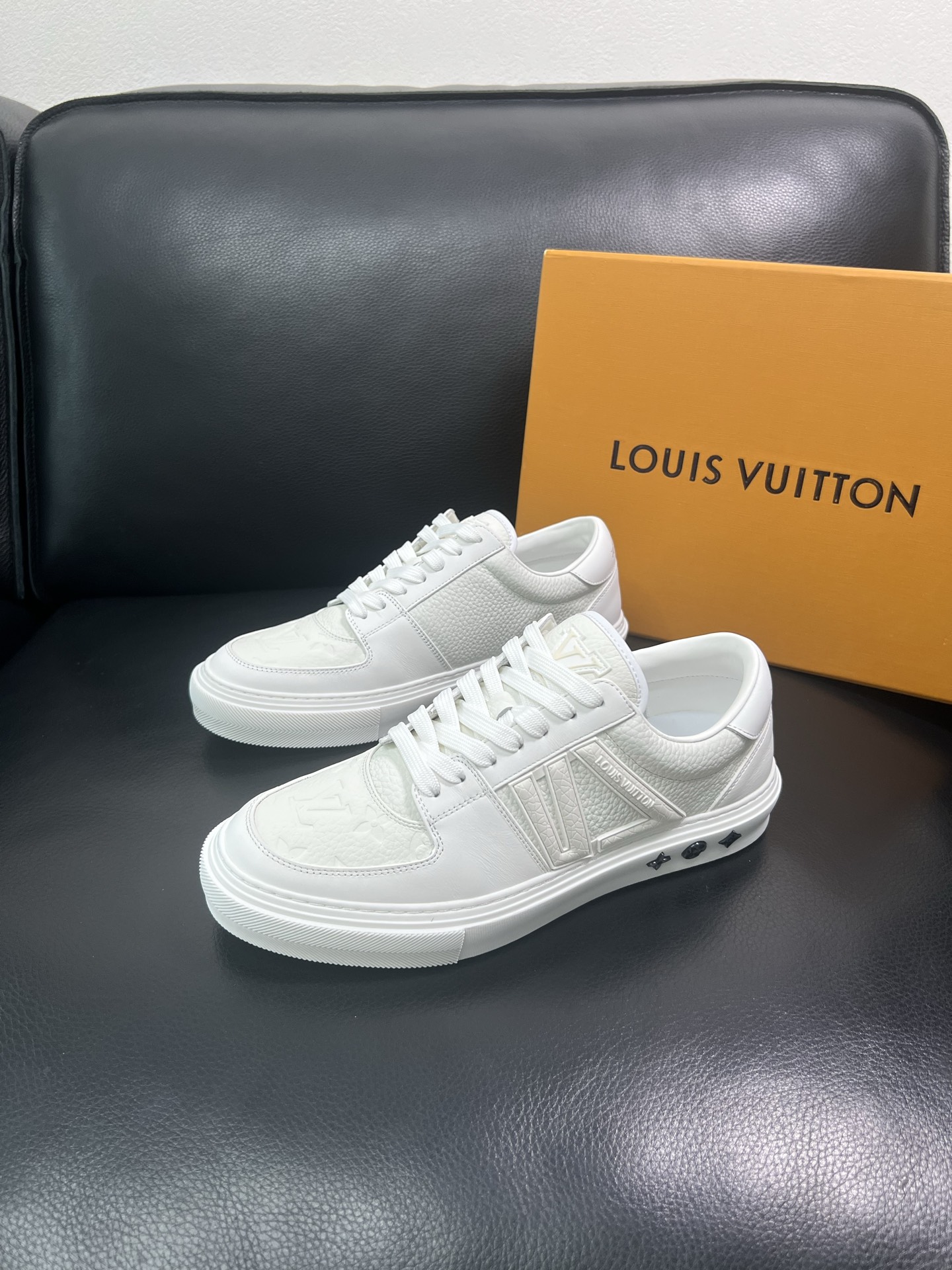 Lv 🔍顶级代购🇮🇹 路易威登，运动板鞋专柜同步，鞋面意大利进口，高品质拼接缤纷色彩复杂工艺品，进口网布