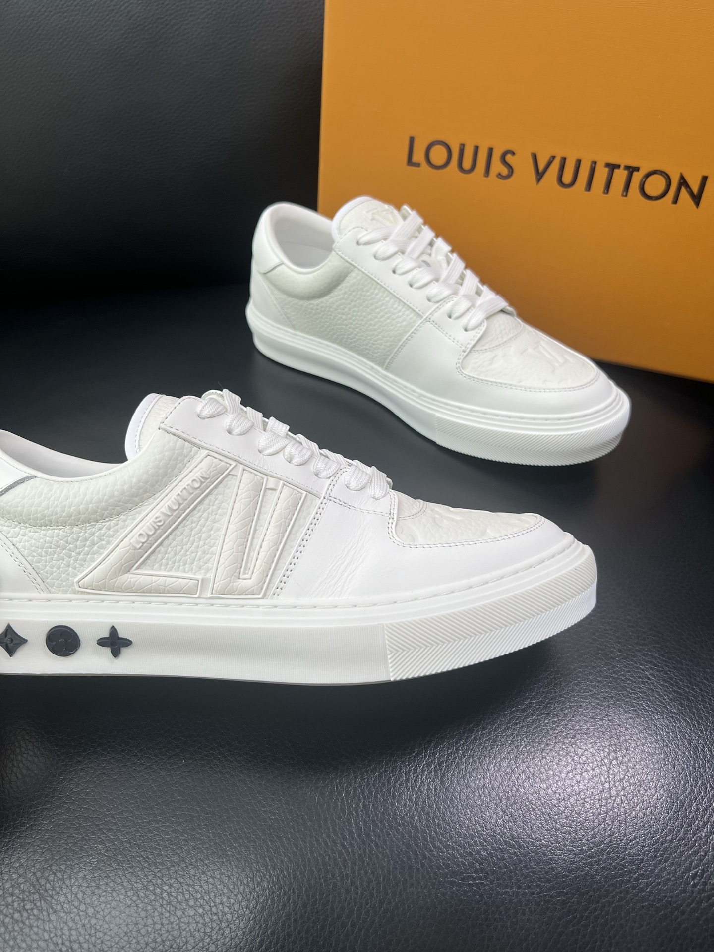 Lv 🔍顶级代购🇮🇹 路易威登，运动板鞋专柜同步，鞋面意大利进口，高品质拼接缤纷色彩复杂工艺品，进口网布