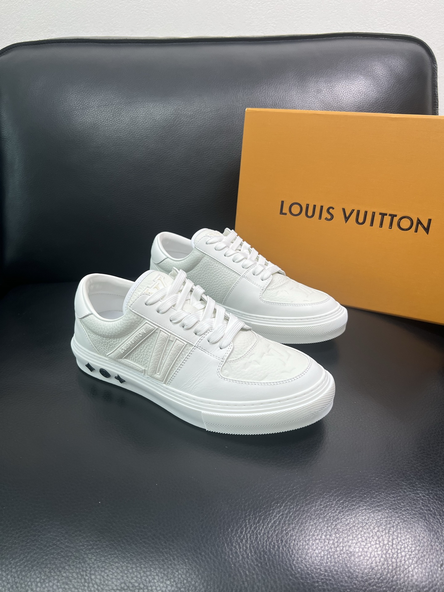 Lv 🔍顶级代购🇮🇹 路易威登，运动板鞋专柜同步，鞋面意大利进口，高品质拼接缤纷色彩复杂工艺品，进口网布