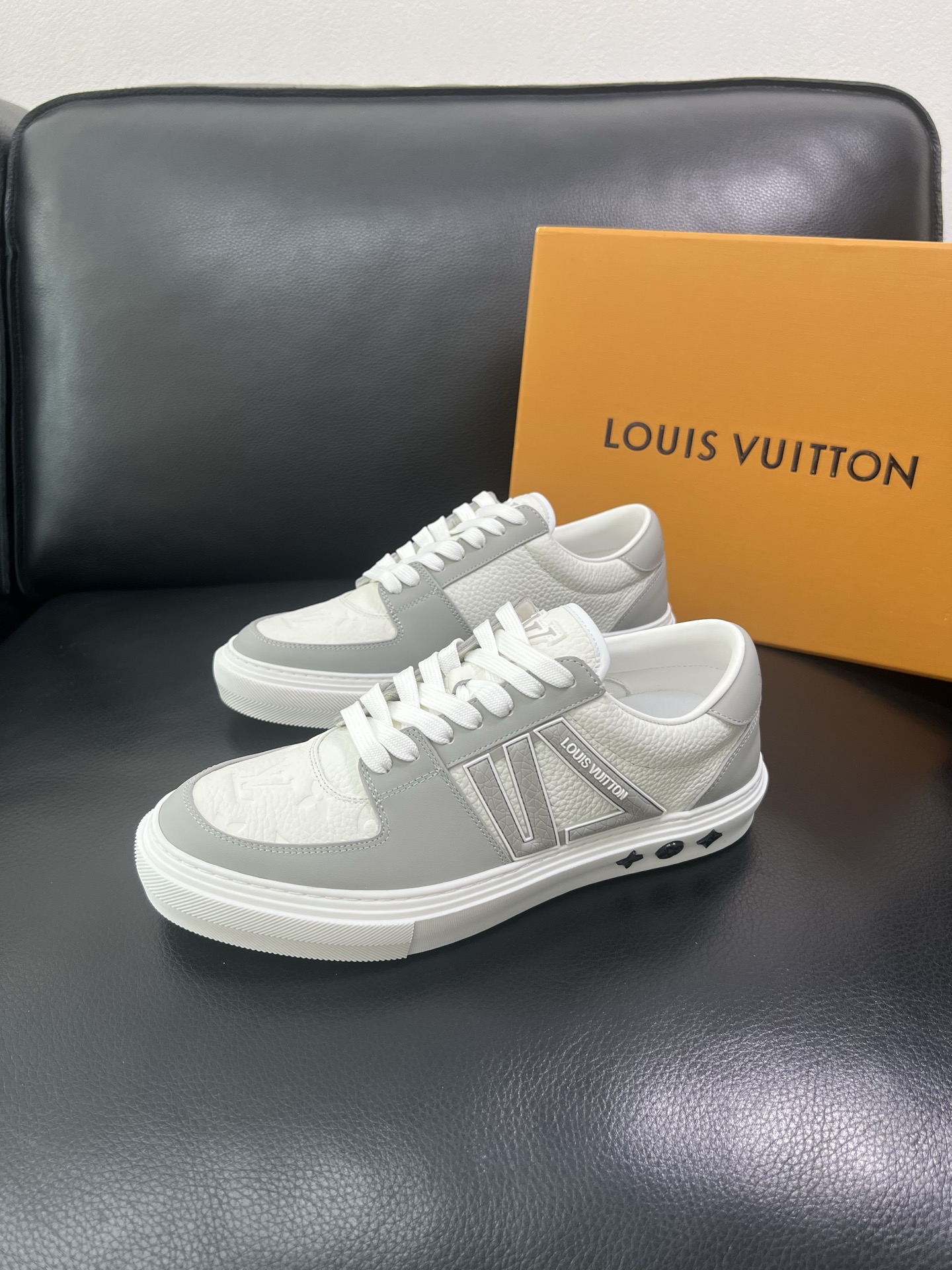 Lv 🔍顶级代购🇮🇹 路易威登，运动板鞋专柜同步，鞋面意大利进口，高品质拼接缤纷色彩复杂工艺品，进口网布