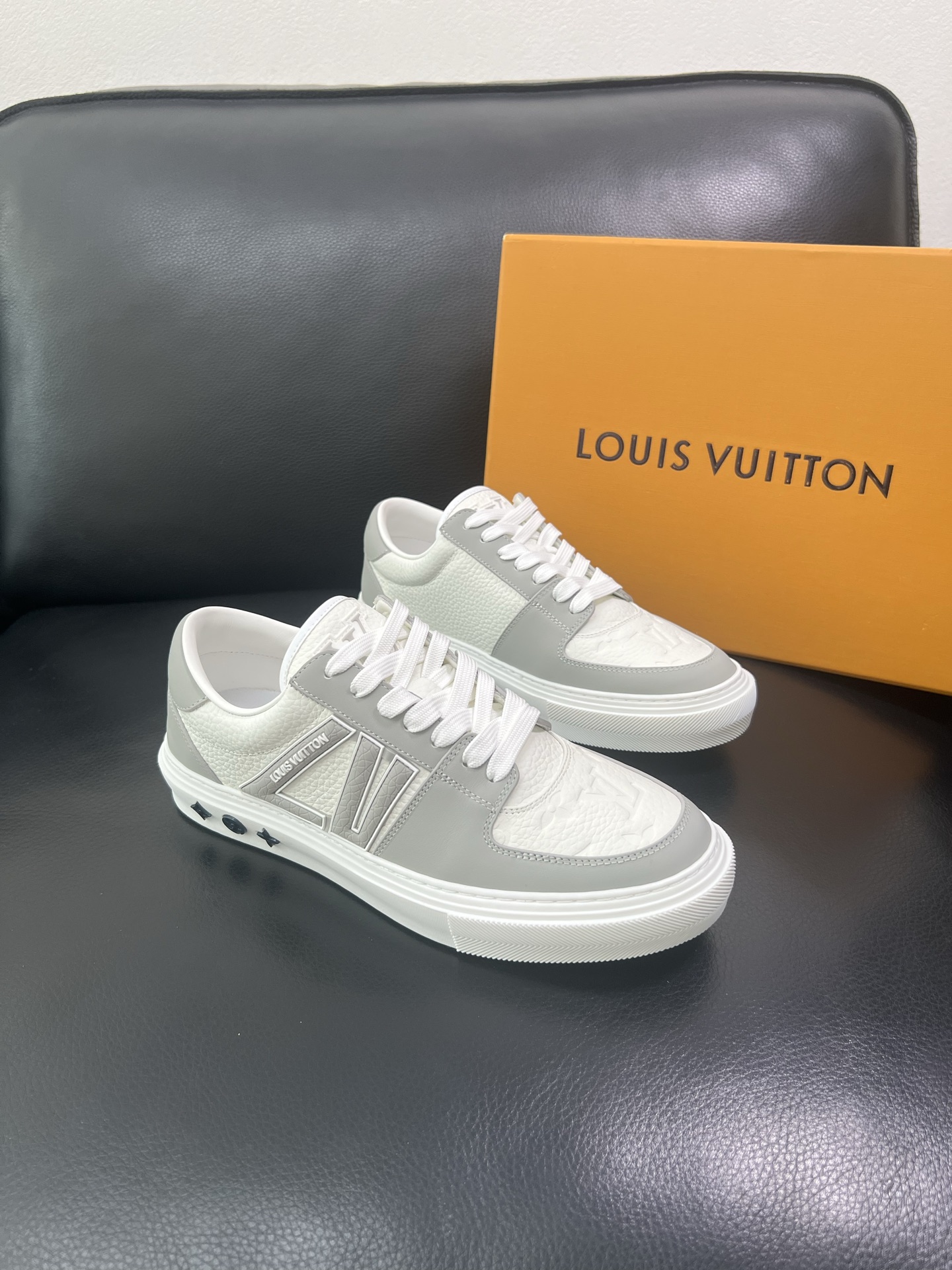 Lv 🔍顶级代购🇮🇹 路易威登，运动板鞋专柜同步，鞋面意大利进口，高品质拼接缤纷色彩复杂工艺品，进口网布