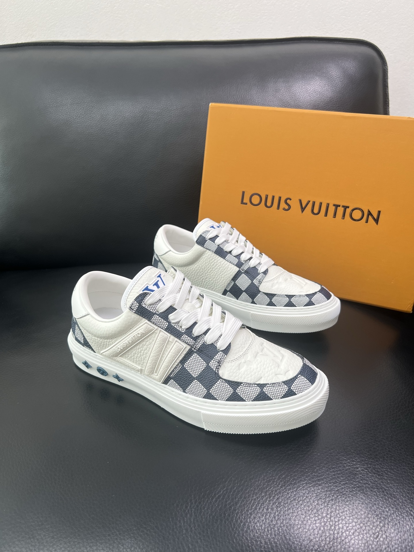 Lv 🔍顶级代购🇮🇹 路易威登，运动板鞋专柜同步，鞋面意大利进口，高品质拼接缤纷色彩复杂工艺品，进口网布