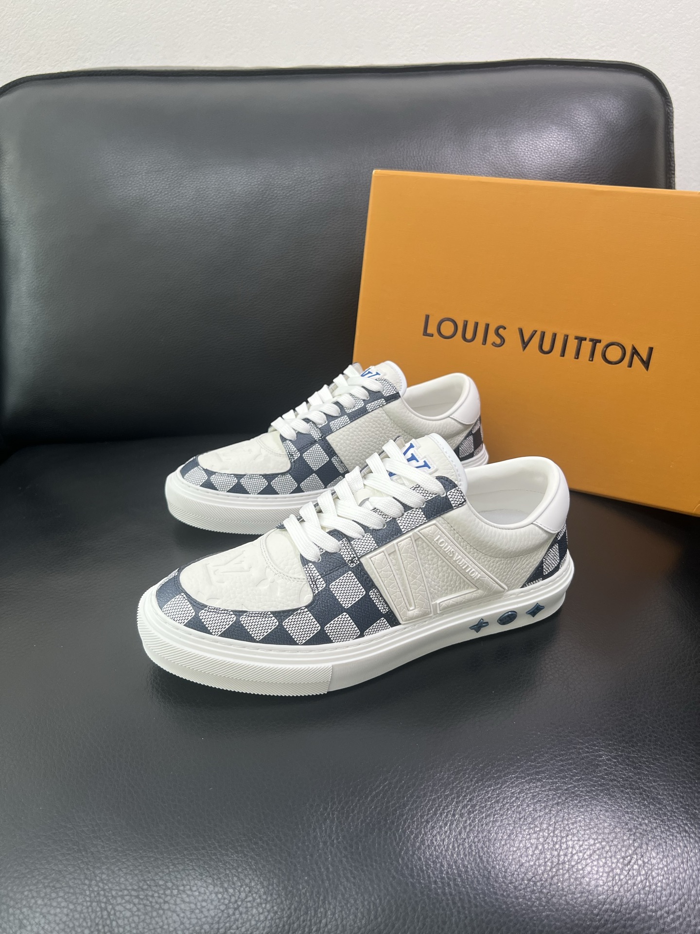 Lv 🔍顶级代购🇮🇹 路易威登，运动板鞋专柜同步，鞋面意大利进口，高品质拼接缤纷色彩复杂工艺品，进口网布