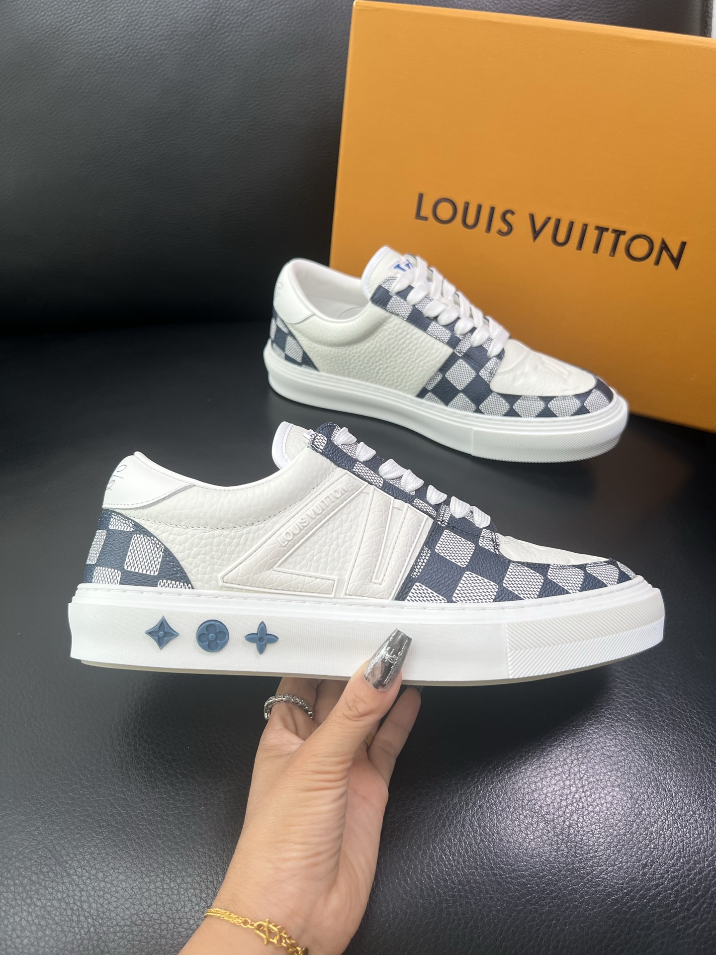 Lv 🔍顶级代购🇮🇹 路易威登，运动板鞋专柜同步，鞋面意大利进口，高品质拼接缤纷色彩复杂工艺品，进口网布
