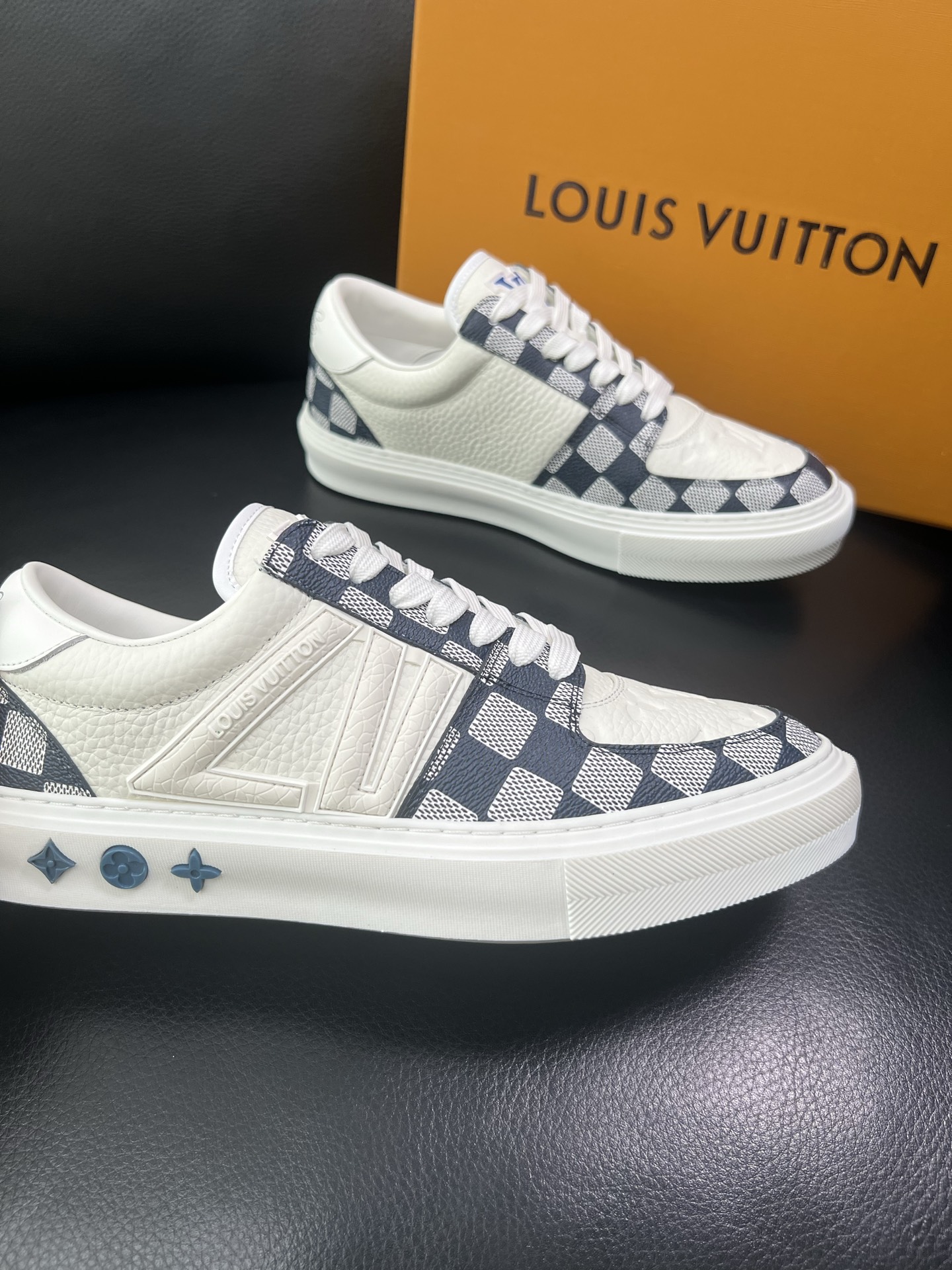 Lv 🔍顶级代购🇮🇹 路易威登，运动板鞋专柜同步，鞋面意大利进口，高品质拼接缤纷色彩复杂工艺品，进口网布