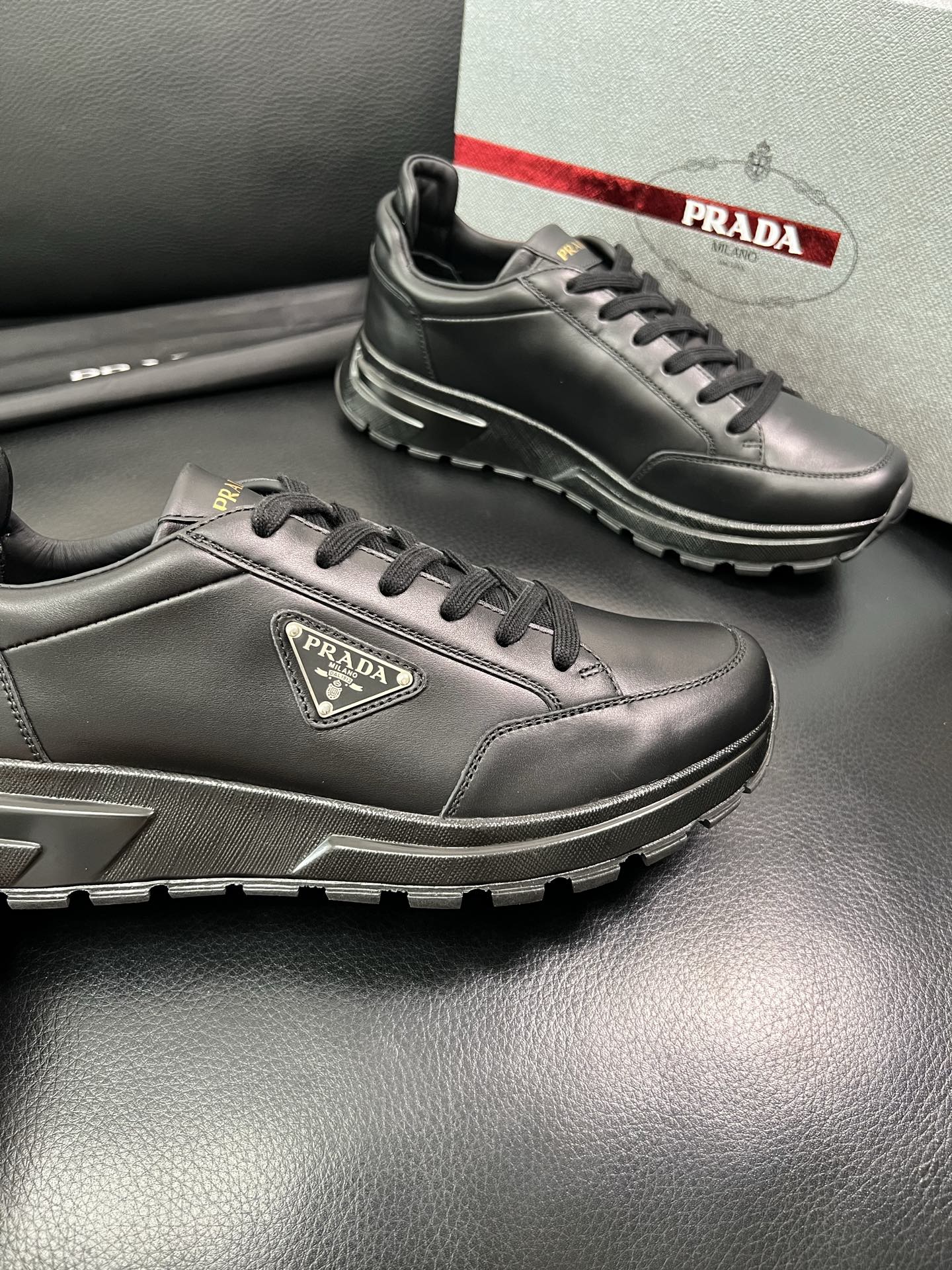 Prada🔍顶级代购🇮🇹 普拉达 专柜新款，原厂配置意大利进口牛皮面料，高品质复杂拼接工艺，进口牛皮内里