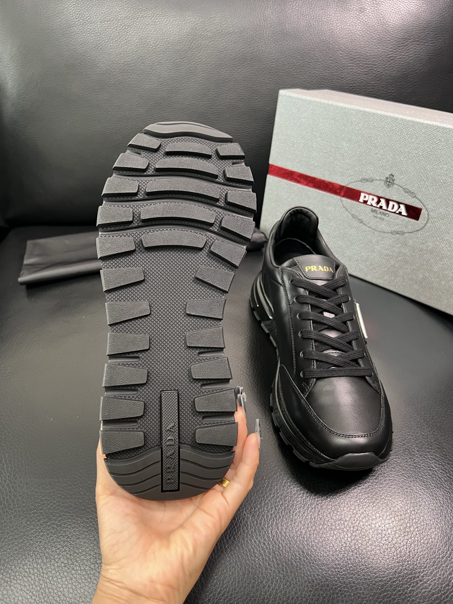 Prada🔍顶级代购🇮🇹 普拉达 专柜新款，原厂配置意大利进口牛皮面料，高品质复杂拼接工艺，进口牛皮内里