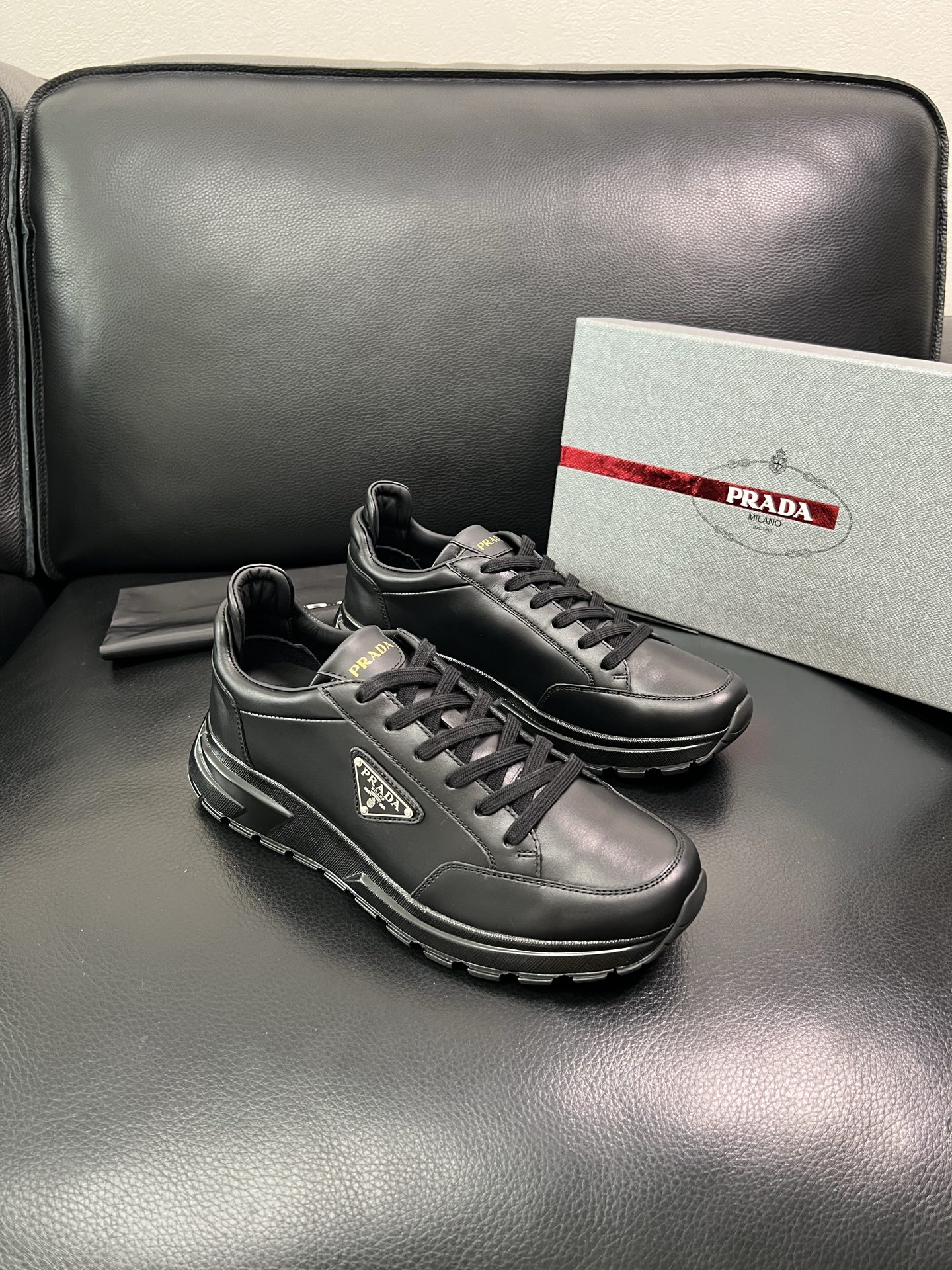 Prada🔍顶级代购🇮🇹 普拉达 专柜新款，原厂配置意大利进口牛皮面料，高品质复杂拼接工艺，进口牛皮内里