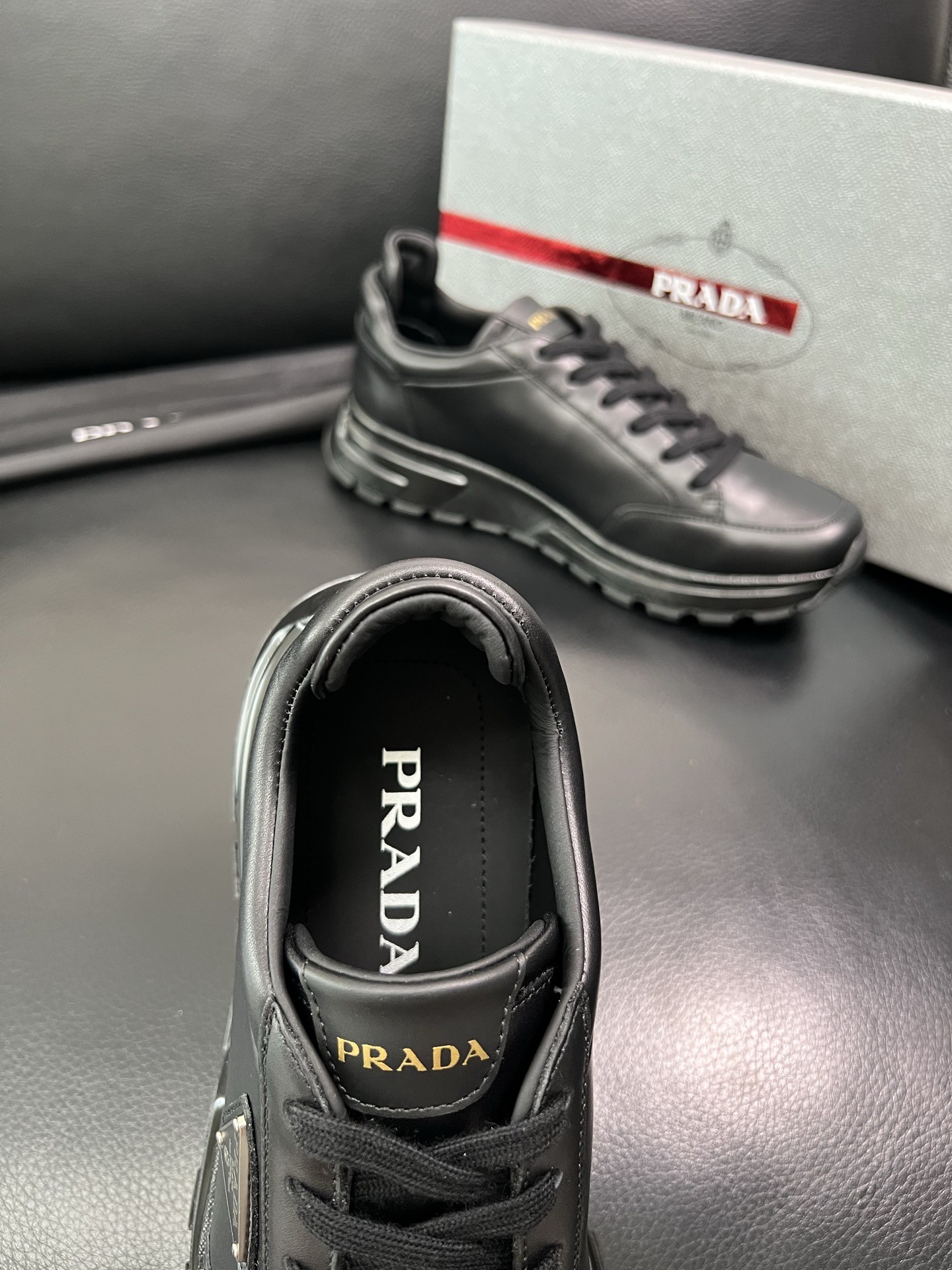 Prada🔍顶级代购🇮🇹 普拉达 专柜新款，原厂配置意大利进口牛皮面料，高品质复杂拼接工艺，进口牛皮内里