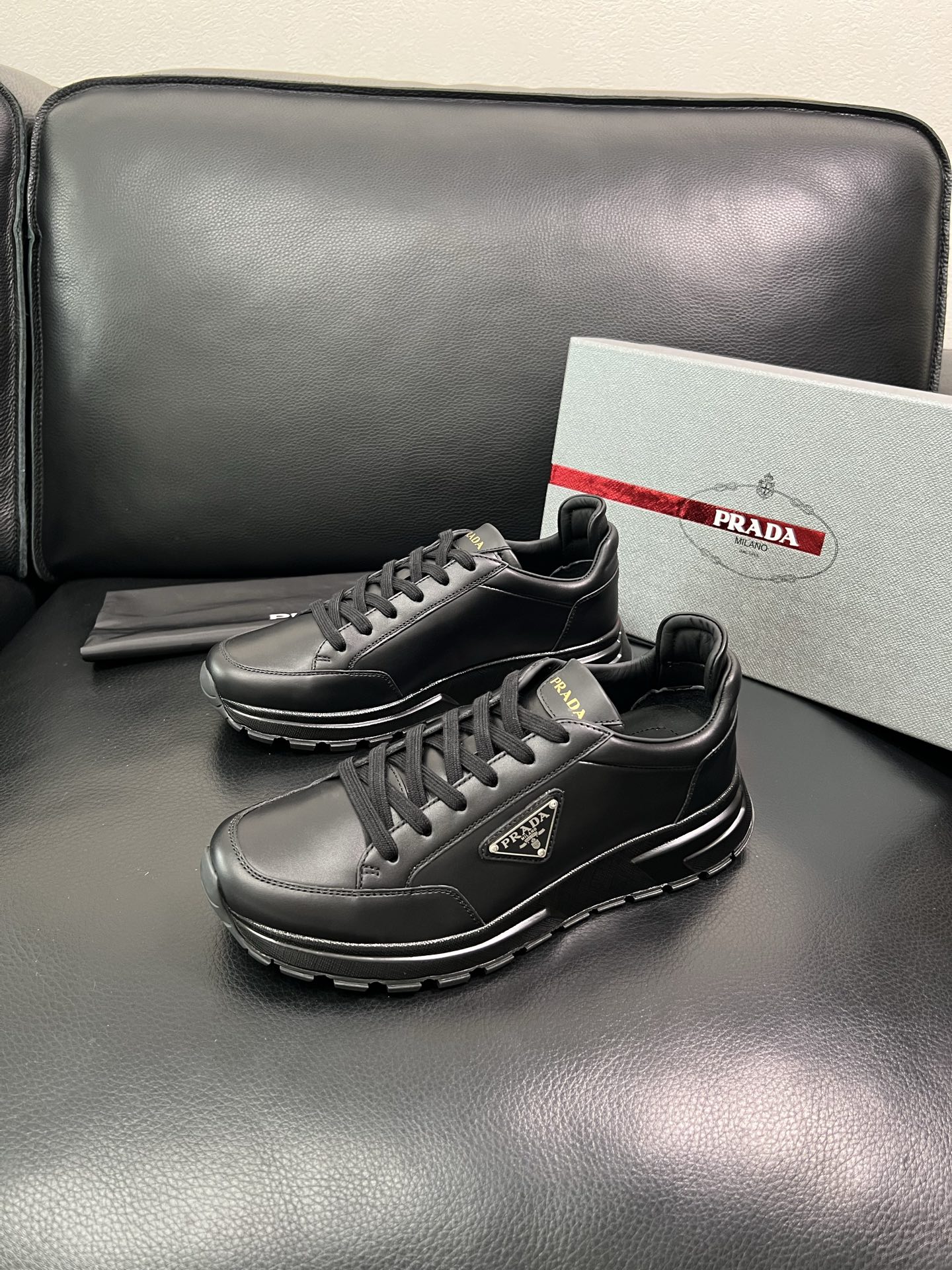 Prada🔍顶级代购🇮🇹 普拉达 专柜新款，原厂配置意大利进口牛皮面料，高品质复杂拼接工艺，进口牛皮内里