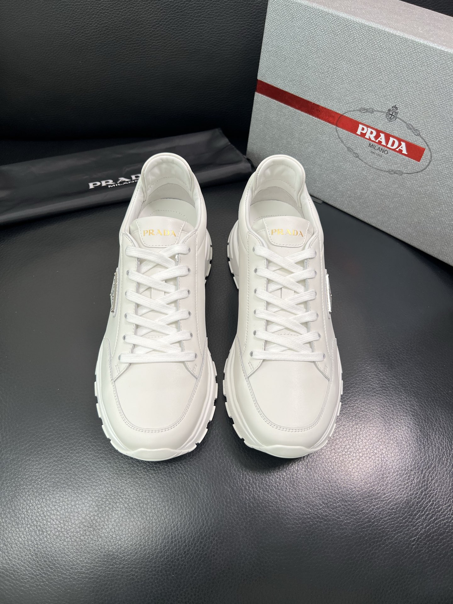 Prada🔍顶级代购🇮🇹 普拉达 专柜新款，原厂配置意大利进口牛皮面料，高品质复杂拼接工艺，进口牛皮内里