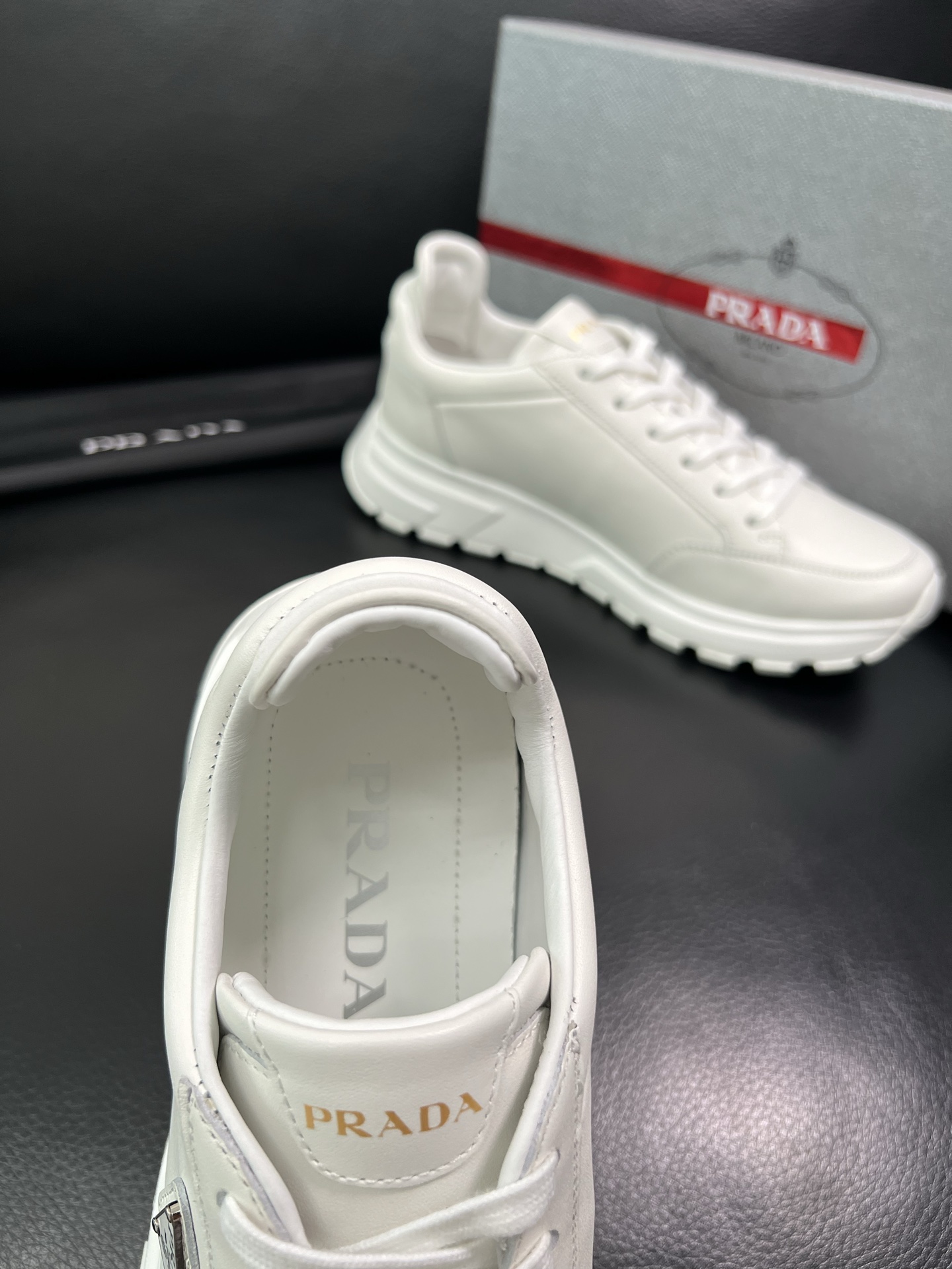 Prada🔍顶级代购🇮🇹 普拉达 专柜新款，原厂配置意大利进口牛皮面料，高品质复杂拼接工艺，进口牛皮内里