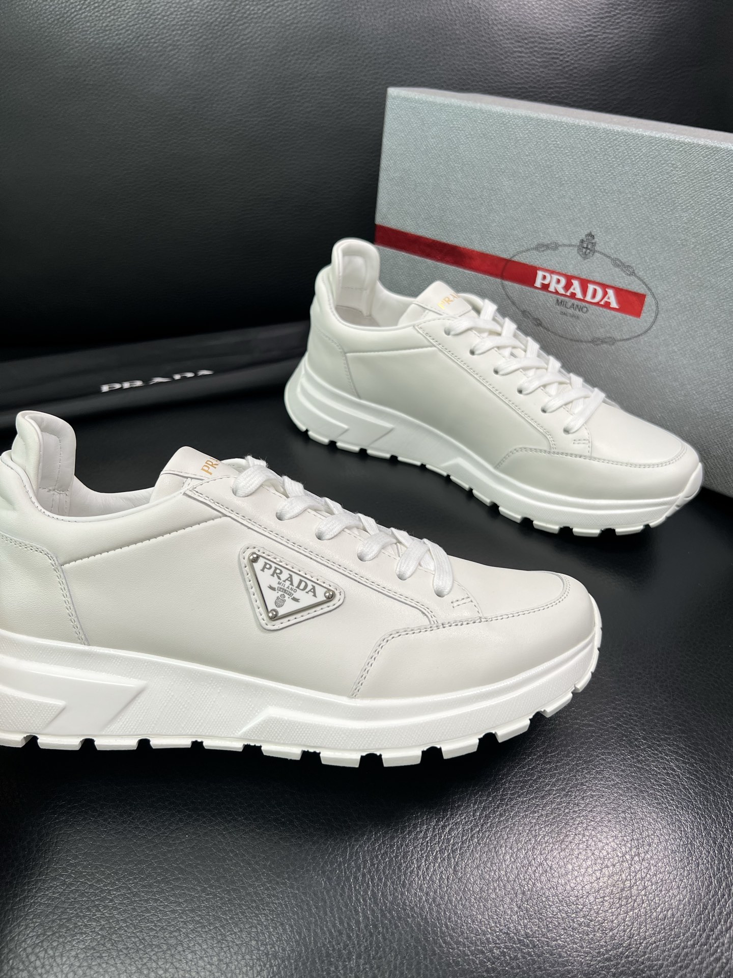 Prada🔍顶级代购🇮🇹 普拉达 专柜新款，原厂配置意大利进口牛皮面料，高品质复杂拼接工艺，进口牛皮内里