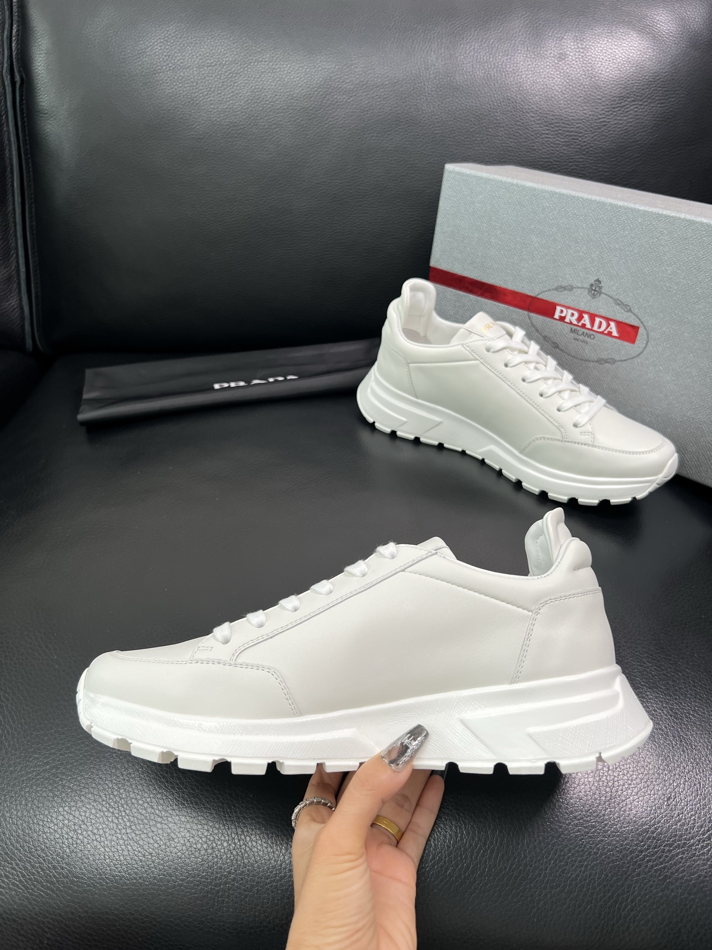 Prada🔍顶级代购🇮🇹 普拉达 专柜新款，原厂配置意大利进口牛皮面料，高品质复杂拼接工艺，进口牛皮内里