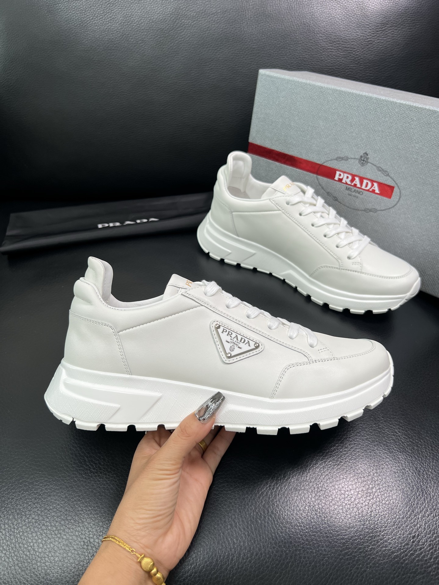Prada🔍顶级代购🇮🇹 普拉达 专柜新款，原厂配置意大利进口牛皮面料，高品质复杂拼接工艺，进口牛皮内里