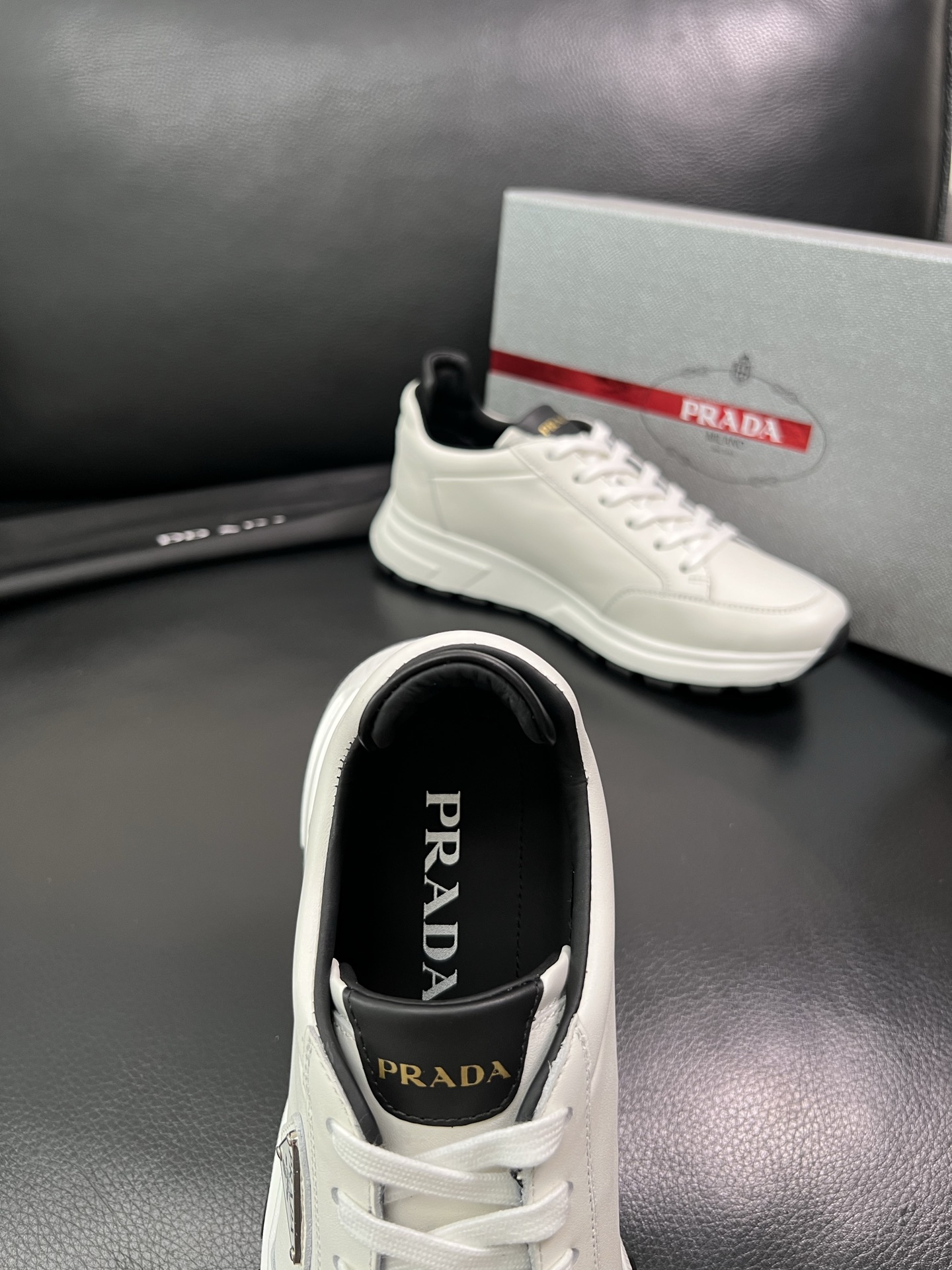 Prada🔍顶级代购🇮🇹 普拉达 专柜新款，原厂配置意大利进口牛皮面料，高品质复杂拼接工艺，进口牛皮内里